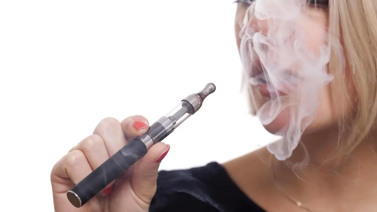 young woman smoking a e-cigarette with blond hair portrait model released Symbolfoto PUBLICATIONxINxGERxSUIxAUTxONLY Copyright: xnilsweyx Panthermedia13862065  