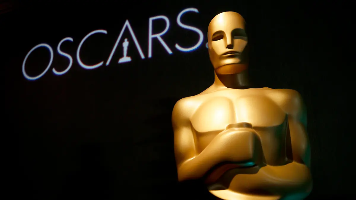 ARCHIV - 04.02.2019, USA, Beverly Hills: Eine Oscar-Statue steht beim 91. Oscar-Nominierten-Lunch vor dem Schriftzug. Hollywood im Fernsehen: ProSieben überträgt in einer Woche wieder die Verleihung der Academy Awards live aus Los Angeles und hat dieses Jahr etwas zu feiern. Denn es ist das 25. Mal, dass der deutsche Sender vom Roten Teppich vor dem Dolby Theatre sendet. Moderieren wird erneut Steven Gätjen - zum 21. Mal. (zu dpa: Jubiläum am Roten Teppich: Zum 25. Mal Oscar-Verleihung auf ProSieben) Foto: Danny Moloshok/Invision/AP/dpa +++ dpa-Bildfunk +++