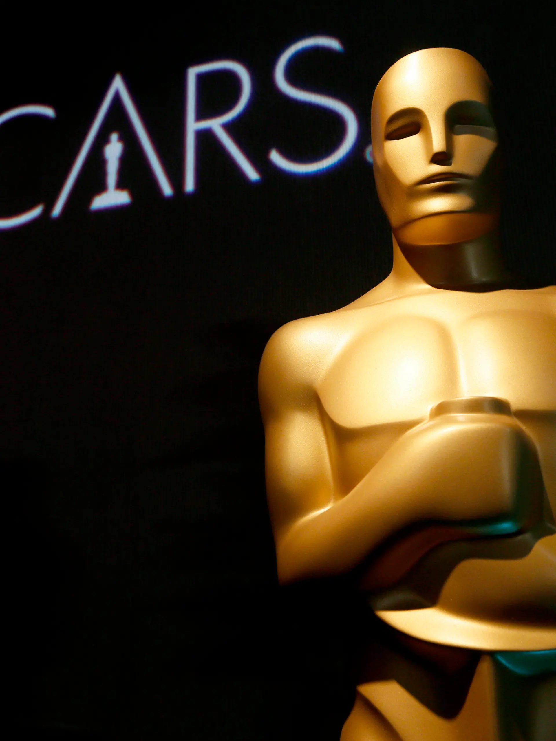 ARCHIV - 04.02.2019, USA, Beverly Hills: Eine Oscar-Statue steht beim 91. Oscar-Nominierten-Lunch vor dem Schriftzug. Hollywood im Fernsehen: ProSieben überträgt in einer Woche wieder die Verleihung der Academy Awards live aus Los Angeles und hat dieses Jahr etwas zu feiern. Denn es ist das 25. Mal, dass der deutsche Sender vom Roten Teppich vor dem Dolby Theatre sendet. Moderieren wird erneut Steven Gätjen - zum 21. Mal. (zu dpa: Jubiläum am Roten Teppich: Zum 25. Mal Oscar-Verleihung auf ProSieben) Foto: Danny Moloshok/Invision/AP/dpa +++ dpa-Bildfunk +++