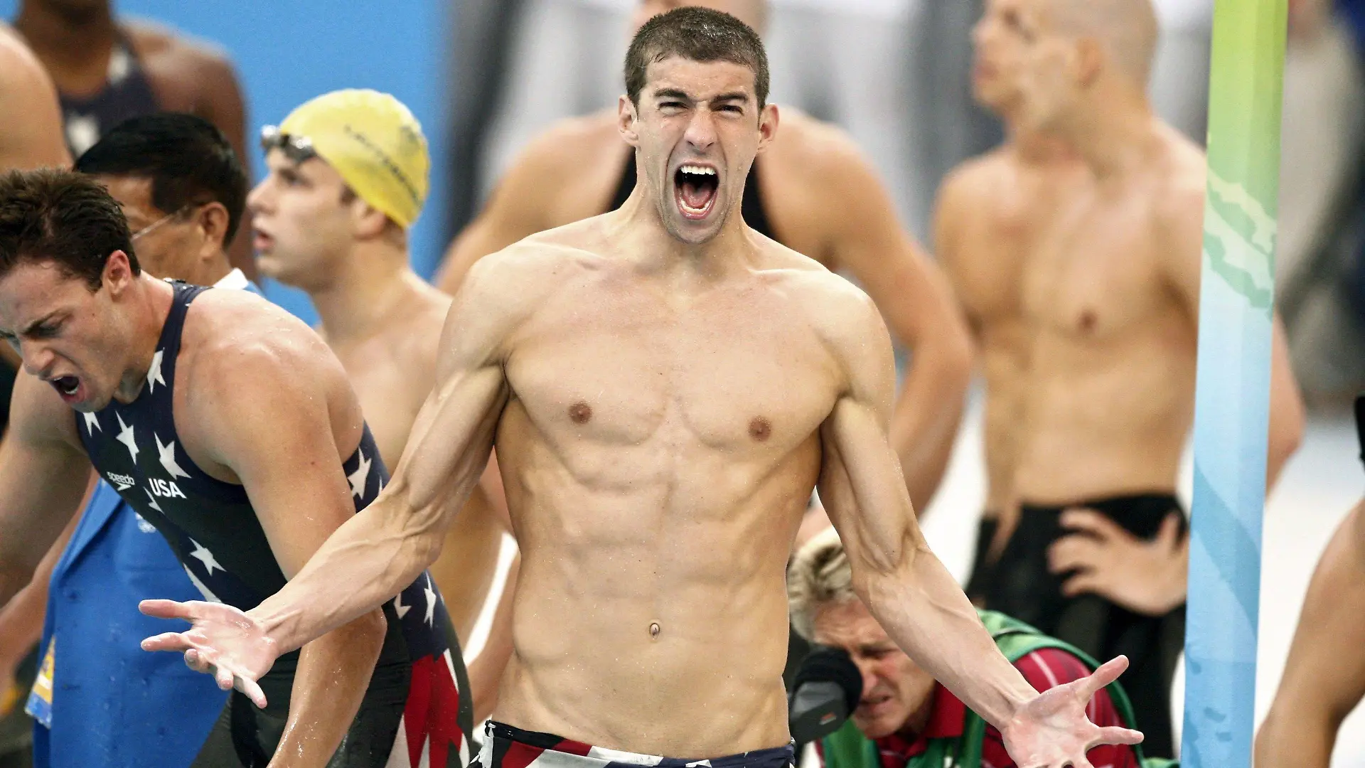 ARCHIV - Michael Phelps aus den USA jubelt über die Goldmedaille in der 4x100 Freistil-Staffel bei den Olympischen Spielen 2008 in Peking (Archivfoto vom 11.08.2008). Mit seinem achten Gold am 17.08.2008 in Peking löst US-Schwimmer Michael Phelps seinen Landsmann Mark Spitz als olympischen Rekordhalter ab. Foto: Julian Abram Wainwright (zu dpa-Meldung: «Mark Spitz: Phelps kommt zurück, um zu gewinnen» vom 15.04.2014) +++(c) dpa - Bildfunk+++