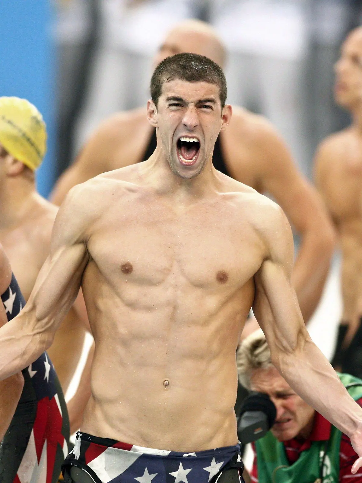 ARCHIV - Michael Phelps aus den USA jubelt über die Goldmedaille in der 4x100 Freistil-Staffel bei den Olympischen Spielen 2008 in Peking (Archivfoto vom 11.08.2008). Mit seinem achten Gold am 17.08.2008 in Peking löst US-Schwimmer Michael Phelps seinen Landsmann Mark Spitz als olympischen Rekordhalter ab. Foto: Julian Abram Wainwright (zu dpa-Meldung: «Mark Spitz: Phelps kommt zurück, um zu gewinnen» vom 15.04.2014) +++(c) dpa - Bildfunk+++