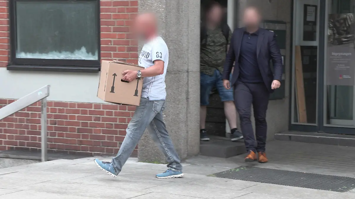 27.06.2023, Nordrhein-Westfalen, Köln: Kisten werden bei einer Druchsuchung im  Kölner Offizialat aus dem Gebäude getragen.Die Staatsanwaltschaft Köln hat bei ihren Ermittlungen gegen Kardinal Rainer Maria Woelki mehrere Räumlichkeiten unter anderem im Erzbistum durchsuchen lassen. Foto: Vincent Kempf/dpa - ACHTUNG: Person(en) wurde(n) aus rechtlichen Gründen gepixelt +++ dpa-Bildfunk +++