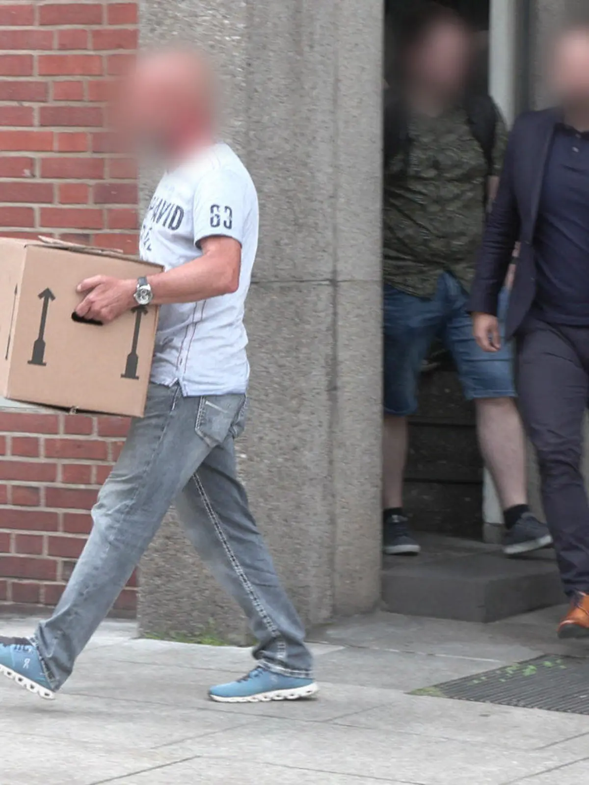 27.06.2023, Nordrhein-Westfalen, Köln: Kisten werden bei einer Druchsuchung im  Kölner Offizialat aus dem Gebäude getragen.Die Staatsanwaltschaft Köln hat bei ihren Ermittlungen gegen Kardinal Rainer Maria Woelki mehrere Räumlichkeiten unter anderem im Erzbistum durchsuchen lassen. Foto: Vincent Kempf/dpa - ACHTUNG: Person(en) wurde(n) aus rechtlichen Gründen gepixelt +++ dpa-Bildfunk +++