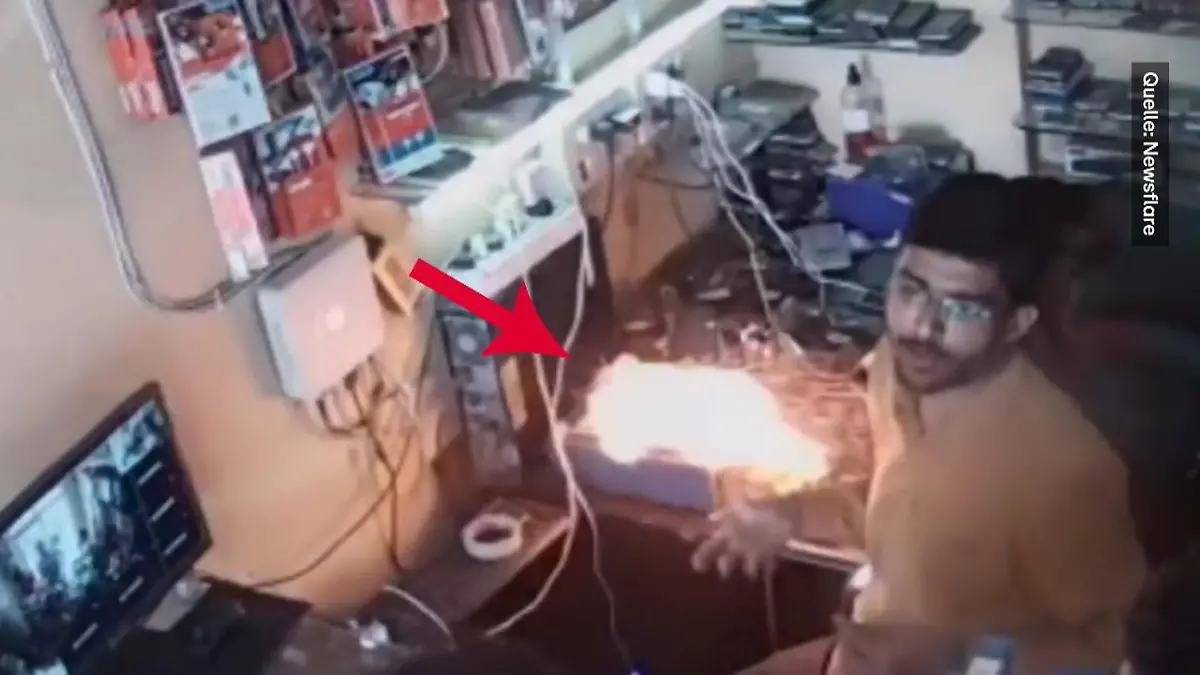 iPhone explodiert in Handy-Shop Ach du Schreck!