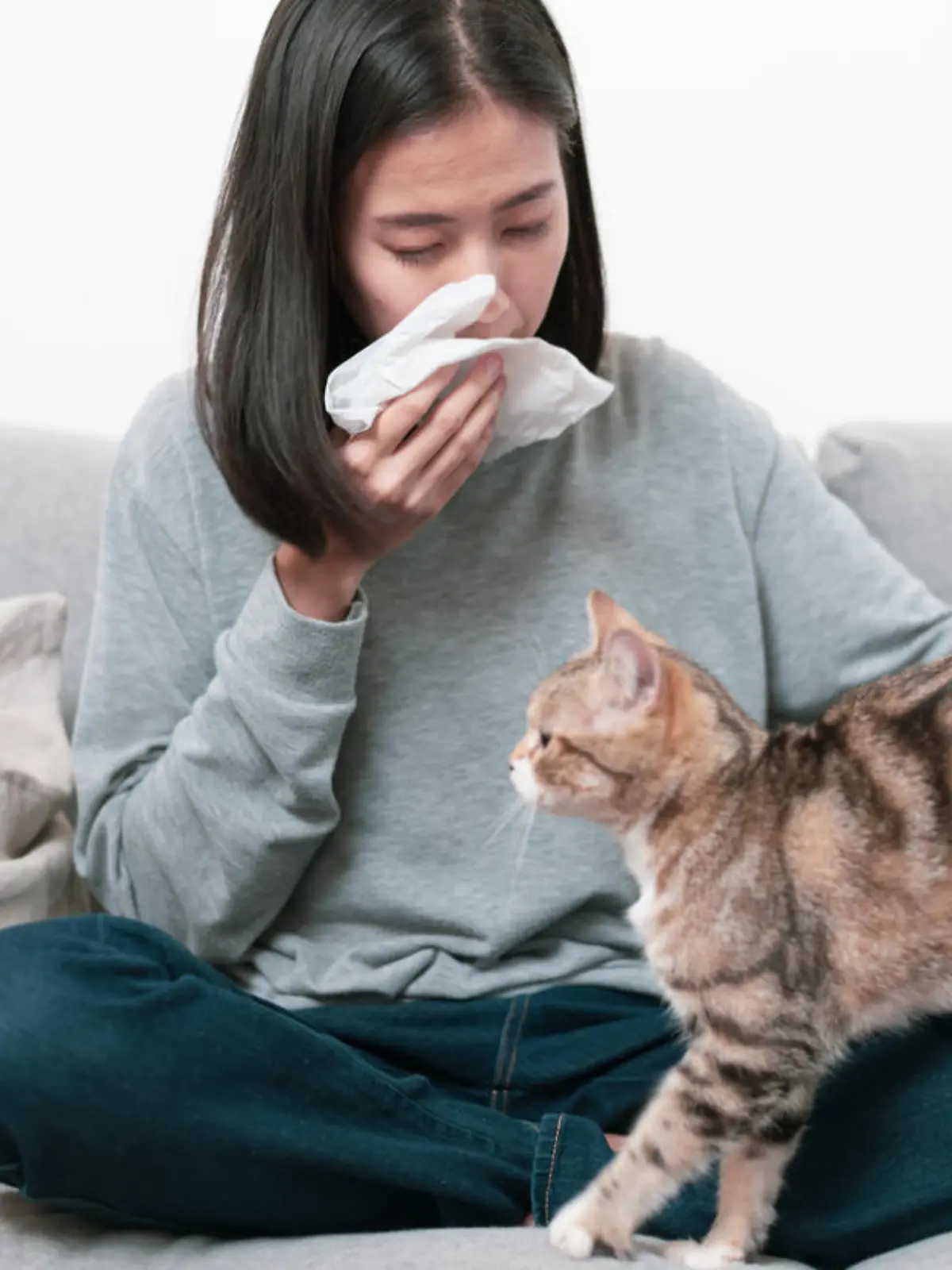 Frau mit Katzenhaar-Allergie.