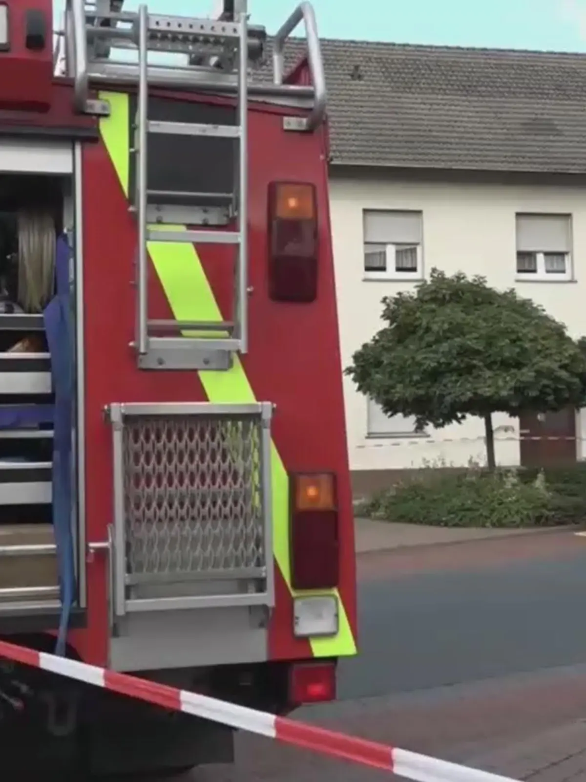 Mädchen stürzt vom Fahrrad und wird von Lastwagen überrollt.