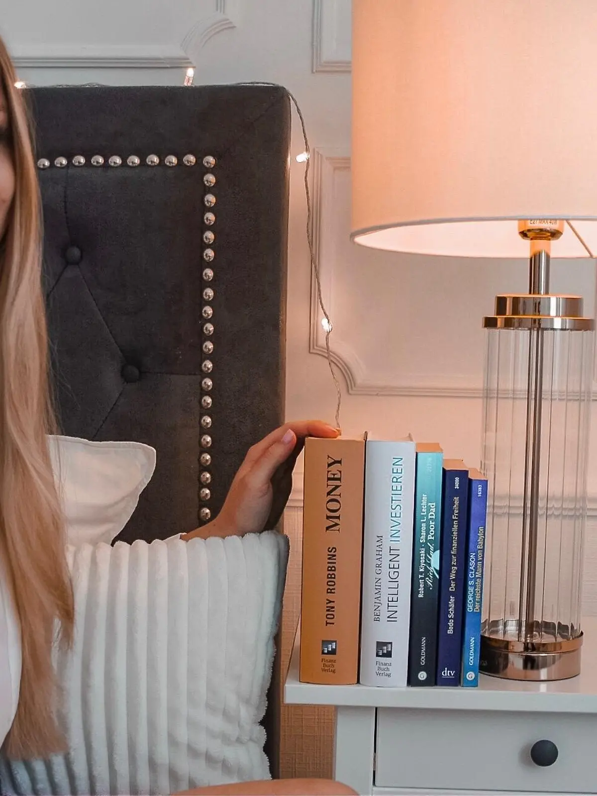 Celine Nadolny mit Büchern zum Thema Geld