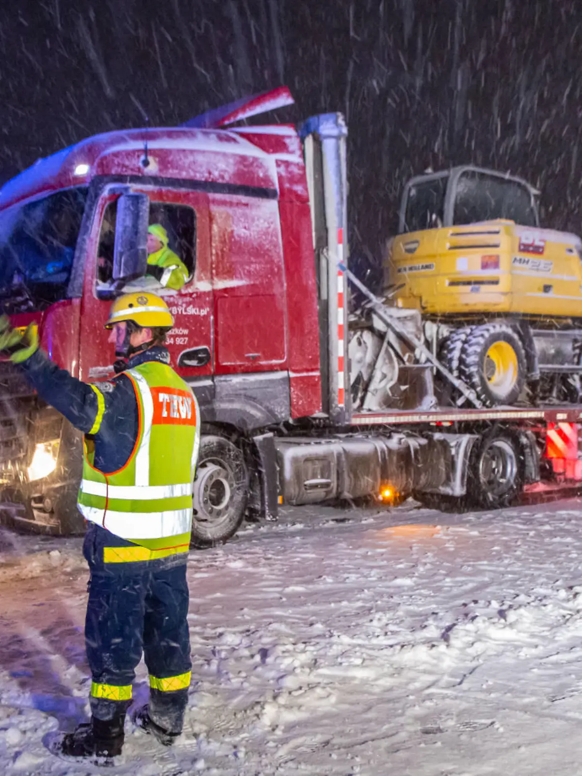 230225WintereinbruchTeil2 News ID: EN 23-02-25-2 Wintereinbruch sorgt für Chaos auf Straßen und Autobahnen Hartenstein. Langanhaltende Schneefälle haben im Erzgebirge am Samstag für Unfälle und Verkehrsbehinderungen gesorgt. Betroffen war vor allem der Erzgebirgskreis und der Landkreis Zwickau. Schneefälle, die von Norden her in den Freistaat gezogen waren, stauten sich am Erzgebirge und sorgten somit für langanhaltende und ergiebige Schneefälle. Dies hatte Auswirkungen auf den Straßenverkehr. So musste die A72 in Richtung Chemnitz, teilweise wegen querstehenden LKW s und Glätte gesperrt werden. Zwischen den Anschlussstellen Zwickau-Ost und Hartenstein kamen die Brummis auf Grund von Schneeglätte, Steigerungen nicht mehr hinauf. Der Fa