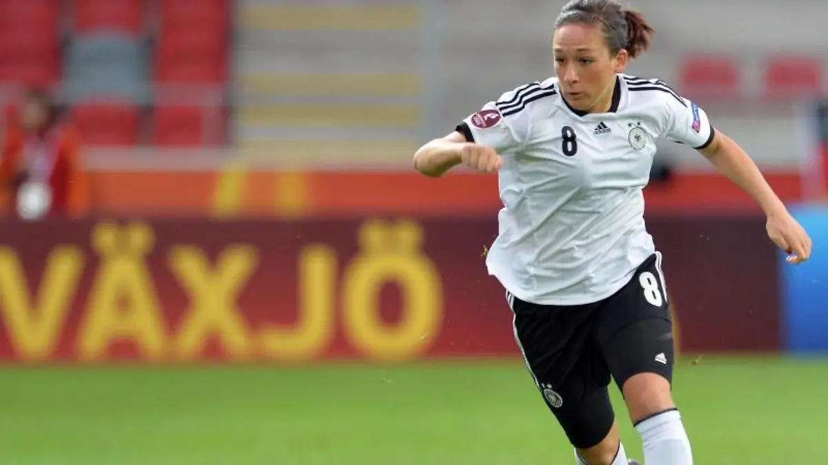 Weltfußballerin Nadine Keßler hat in ihrer Heimatgemeinde Weselberg einen eigenen Platz bekommen. Foto: Carmen Jaspersen