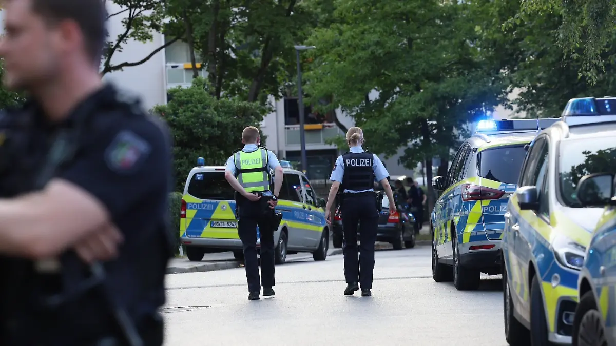 Eine Großfamilie hat nach einem Verkehrsunfall mit einem kleinen Mädchen bei Aachen wüst die Polizei und die Unfallverursacherin beschimpft. Eine Autofahrerin war den Angaben nach mit ihrem Wagen am Dienstag auf einem Parkplatz in Alsdorf rückwärts gefahren und hatte dabei eine Fünfjährige mit ihrem Roller erfasst. Das Mädchen wurde schwer verletzt.