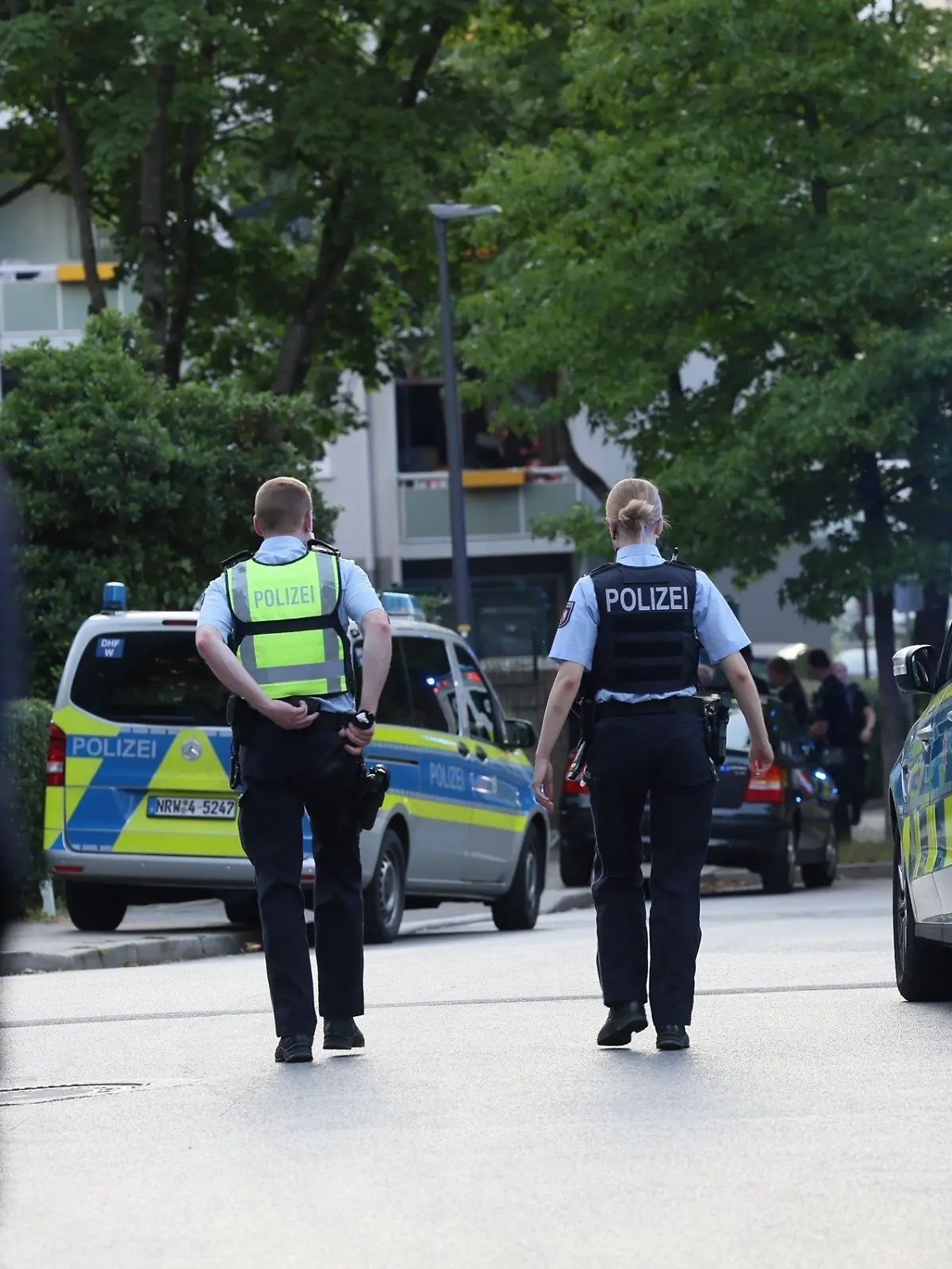 Eine Großfamilie hat nach einem Verkehrsunfall mit einem kleinen Mädchen bei Aachen wüst die Polizei und die Unfallverursacherin beschimpft. Eine Autofahrerin war den Angaben nach mit ihrem Wagen am Dienstag auf einem Parkplatz in Alsdorf rückwärts gefahren und hatte dabei eine Fünfjährige mit ihrem Roller erfasst. Das Mädchen wurde schwer verletzt.