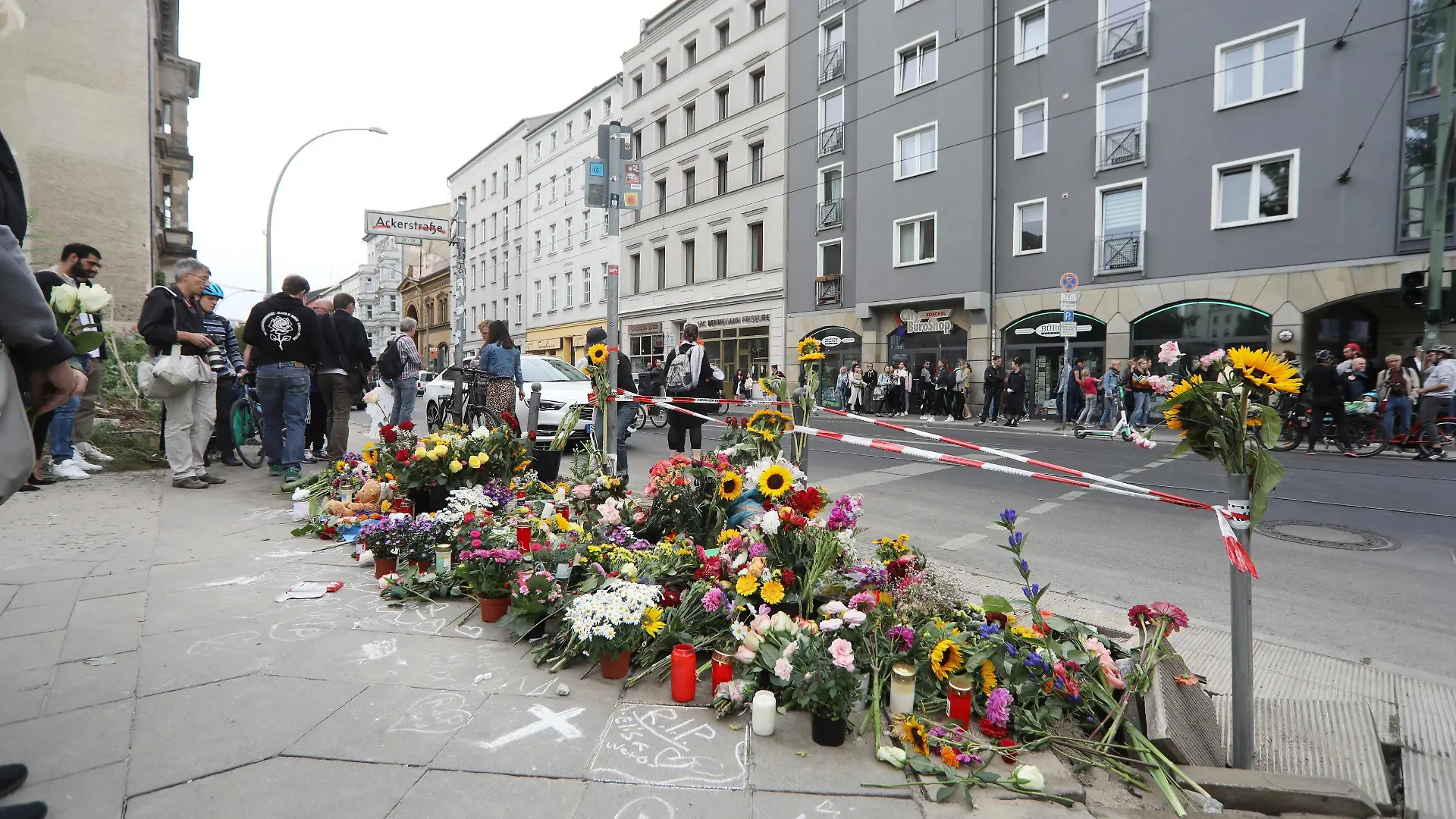 07.09.2019, Berlin/Mitte. Blumen nach dem Unfall in der Invalidenstr Ecke Ackerstraße, bei dem vier Menschen durch einen Autofahrer zu Tode kamen. *** 07 09 2019, Berlin Mitte Flowers after the accident at the corner of Invalidenstr. and Ackerstrasse in which four people were killed by a car driver
