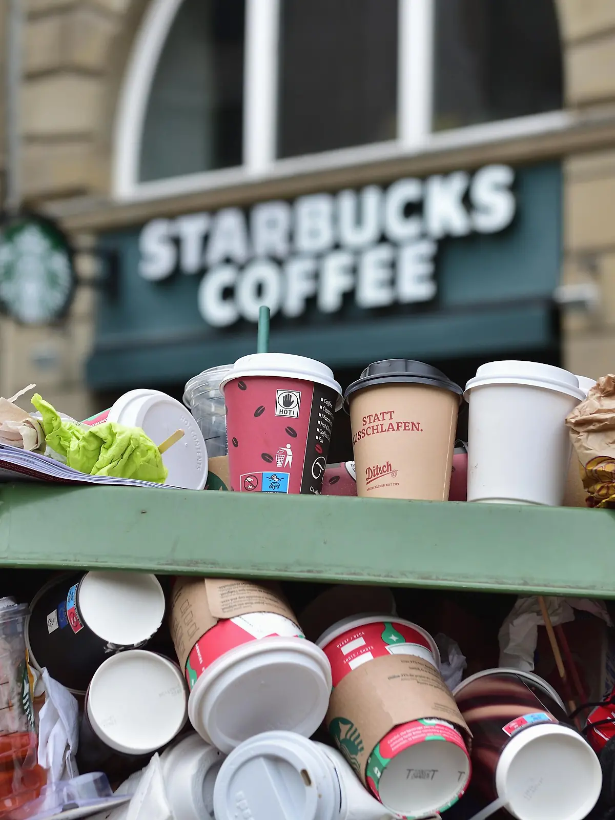 Müll ist vieler Orts ein Problem. Besonders To Go Verpackungen schlagen zu buche und tragen zu einer erheblichen Belastung bei. Ein Gesetzentwurf vom 2.11.2022 soll Abhilfe schaffen. Ab 1. Januar 2023 müssen Essen und Getränke im "To-go-Bereich" neben Einwegverpackungen auch in einer Mehrwegalternative angeboten werden. Zudem sollen sich die Hersteller von Produkten aus Einwegplastik künftig an den Kosten der Müllbeseitigung in Parks und Straßen beteiligen.