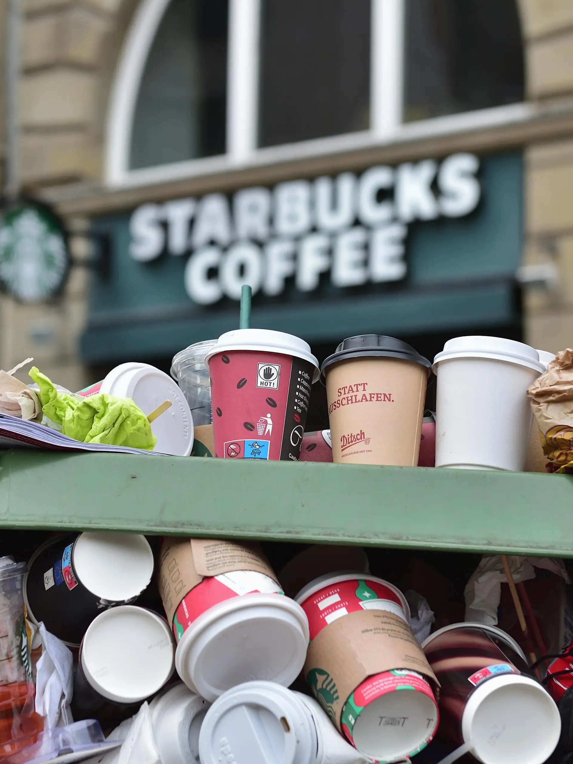 Müll ist vieler Orts ein Problem. Besonders To Go Verpackungen schlagen zu buche und tragen zu einer erheblichen Belastung bei. Ein Gesetzentwurf vom 2.11.2022 soll Abhilfe schaffen. Ab 1. Januar 2023 müssen Essen und Getränke im "To-go-Bereich" neben Einwegverpackungen auch in einer Mehrwegalternative angeboten werden. Zudem sollen sich die Hersteller von Produkten aus Einwegplastik künftig an den Kosten der Müllbeseitigung in Parks und Straßen beteiligen.