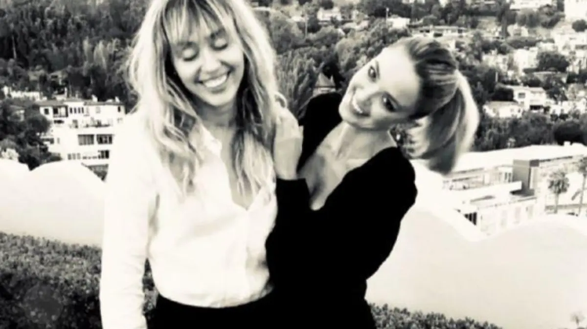 Miley Cyrus und Kaitlynn Jenner machen einen sehr glücklichen Eindruck - scheint ganz, als sei die Sängerin nur einen Monat nach der Trennung von Liam Hemsworth über ihren Ex-Mann hinweg.