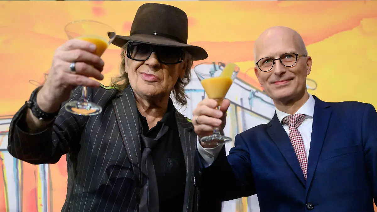 dpatopbilder - 02.03.2023, Berlin: Peter Tschentscher (SPD, r), Erster Bürgermeister von Hamburg und amtierender Bundesratspräsident, und Udo Lindenberg, Musiker, stoßen bei der Eröffnung der Ausstellung von Werken des Hamburger Musikers und Künstlers Udo Lindenberg im Bundesrat mit einem Glas Eierlikör an. Die Ausstellung ist ein kultureller Beitrag der Freien und Hansestadt Hamburg im Jahr ihrer Bundesratspräsidentschaft. Seit 2015 stellen in wechselnden Ausstellungen ausgewa·hlte Ku·nstlerinnen und Ku·nstler aus dem Land, welches die Bundesratspra·sidentschaft innehat, ihre Arbeiten aus. Die Bilder von Lindenberg sind vom 02.03.2023 bis zum 31.10.2023 im Lichthof des Bundesratsgebäudes in Berlin zu sehen. Foto: Bernd von Jutrczenka/dpa - ACHTUNG: Nur zur redaktionellen Verwendung im Zusammenhang mit der aktuellen Berichterstattung und nur mit vollständiger Nennung des vorstehenden Credits +++ dpa-Bildfunk +++