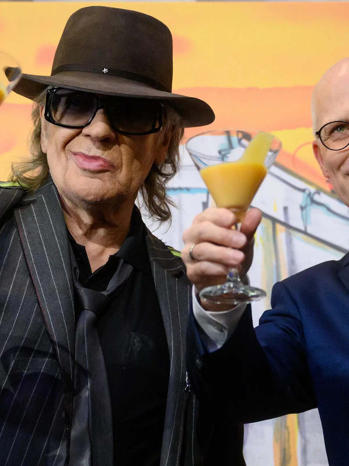 dpatopbilder - 02.03.2023, Berlin: Peter Tschentscher (SPD, r), Erster Bürgermeister von Hamburg und amtierender Bundesratspräsident, und Udo Lindenberg, Musiker, stoßen bei der Eröffnung der Ausstellung von Werken des Hamburger Musikers und Künstlers Udo Lindenberg im Bundesrat mit einem Glas Eierlikör an. Die Ausstellung ist ein kultureller Beitrag der Freien und Hansestadt Hamburg im Jahr ihrer Bundesratspräsidentschaft. Seit 2015 stellen in wechselnden Ausstellungen ausgewa·hlte Ku·nstlerinnen und Ku·nstler aus dem Land, welches die Bundesratspra·sidentschaft innehat, ihre Arbeiten aus. Die Bilder von Lindenberg sind vom 02.03.2023 bis zum 31.10.2023 im Lichthof des Bundesratsgebäudes in Berlin zu sehen. Foto: Bernd von Jutrczenka/dpa - ACHTUNG: Nur zur redaktionellen Verwendung im Zusammenhang mit der aktuellen Berichterstattung und nur mit vollständiger Nennung des vorstehenden Credits +++ dpa-Bildfunk +++