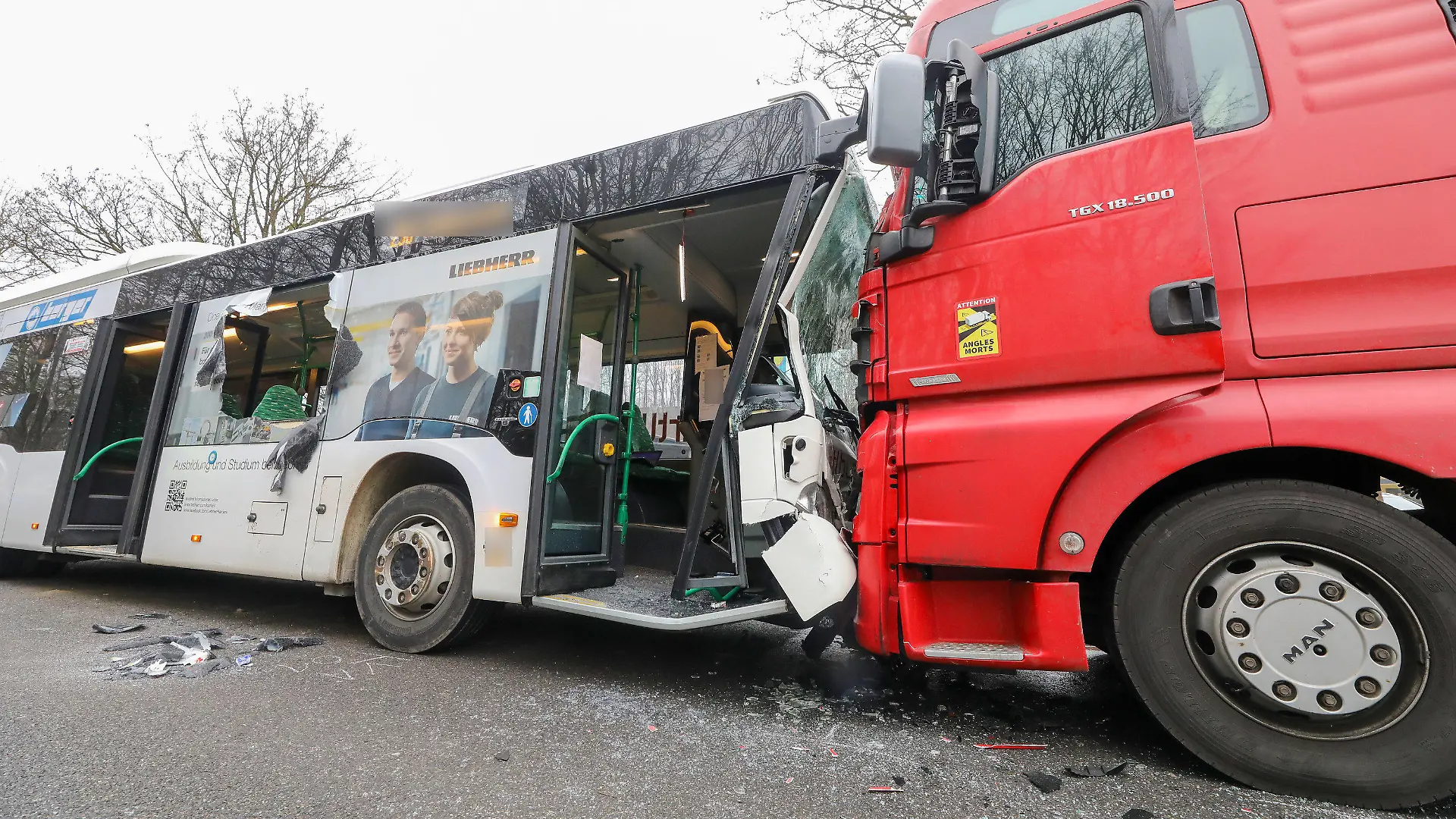03.03.2023, Baden-Württemberg, Biberach an der Riß: Ein Omnibus und ein LKW stehen nach einer Frontalkollision auf einer Straße bei Biberach an der Riß. Mehrere Jugendliche sind bei einem Zusammenstoß zwischen einem Lastwagen und einem Bus in Biberach verletzt worden. Der Lastwagenfahrer sei am Freitagmorgen aus zunächst unklaren Gründen auf die Gegenspur gekommen, sagte ein Polizeisprecher. Anschließend stieß er mit seinem Fahrzeug frontal gegen den Bus. Foto: Thomas Warnack/dpa +++ dpa-Bildfunk +++
