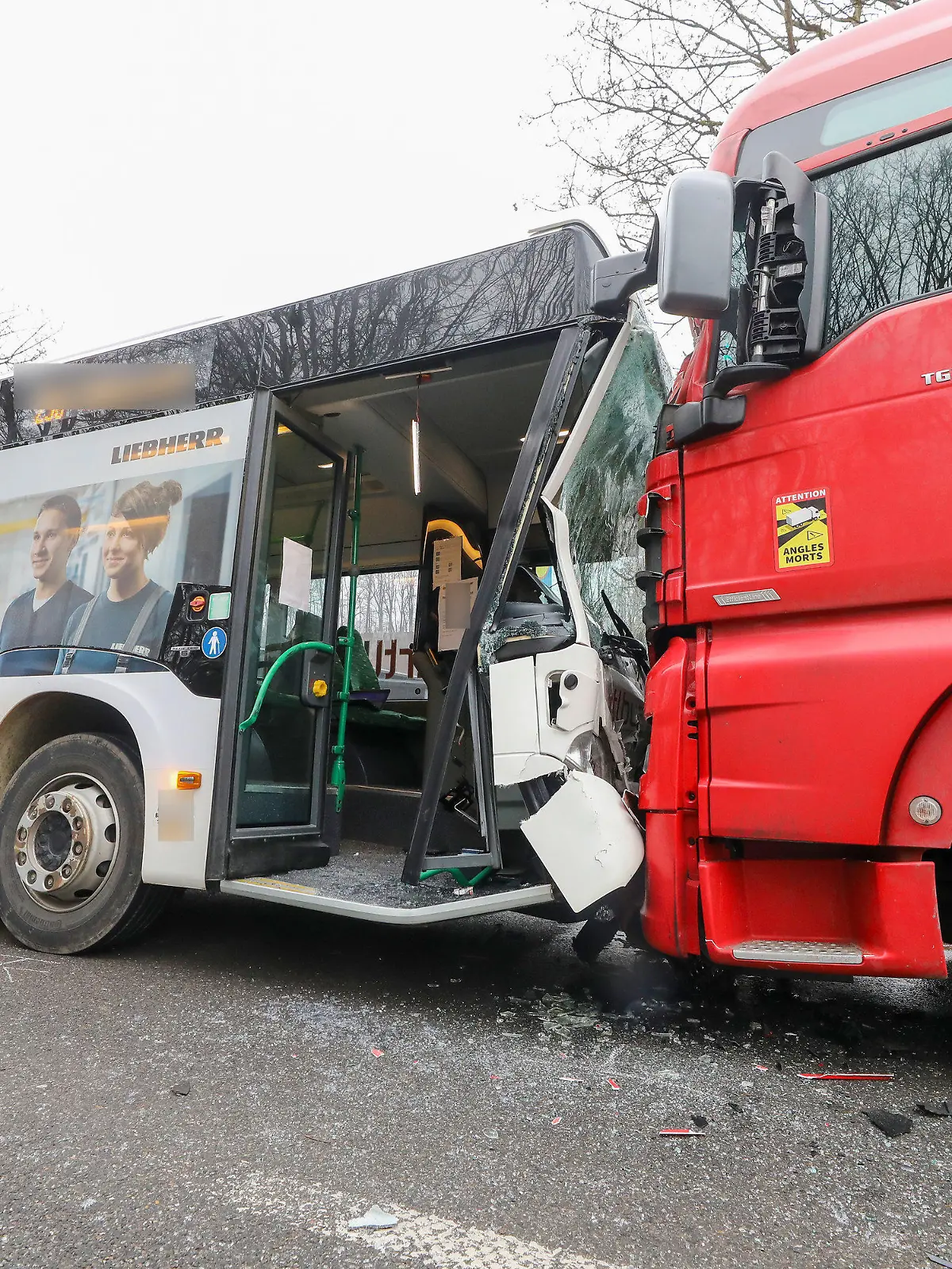03.03.2023, Baden-Württemberg, Biberach an der Riß: Ein Omnibus und ein LKW stehen nach einer Frontalkollision auf einer Straße bei Biberach an der Riß. Mehrere Jugendliche sind bei einem Zusammenstoß zwischen einem Lastwagen und einem Bus in Biberach verletzt worden. Der Lastwagenfahrer sei am Freitagmorgen aus zunächst unklaren Gründen auf die Gegenspur gekommen, sagte ein Polizeisprecher. Anschließend stieß er mit seinem Fahrzeug frontal gegen den Bus. Foto: Thomas Warnack/dpa +++ dpa-Bildfunk +++