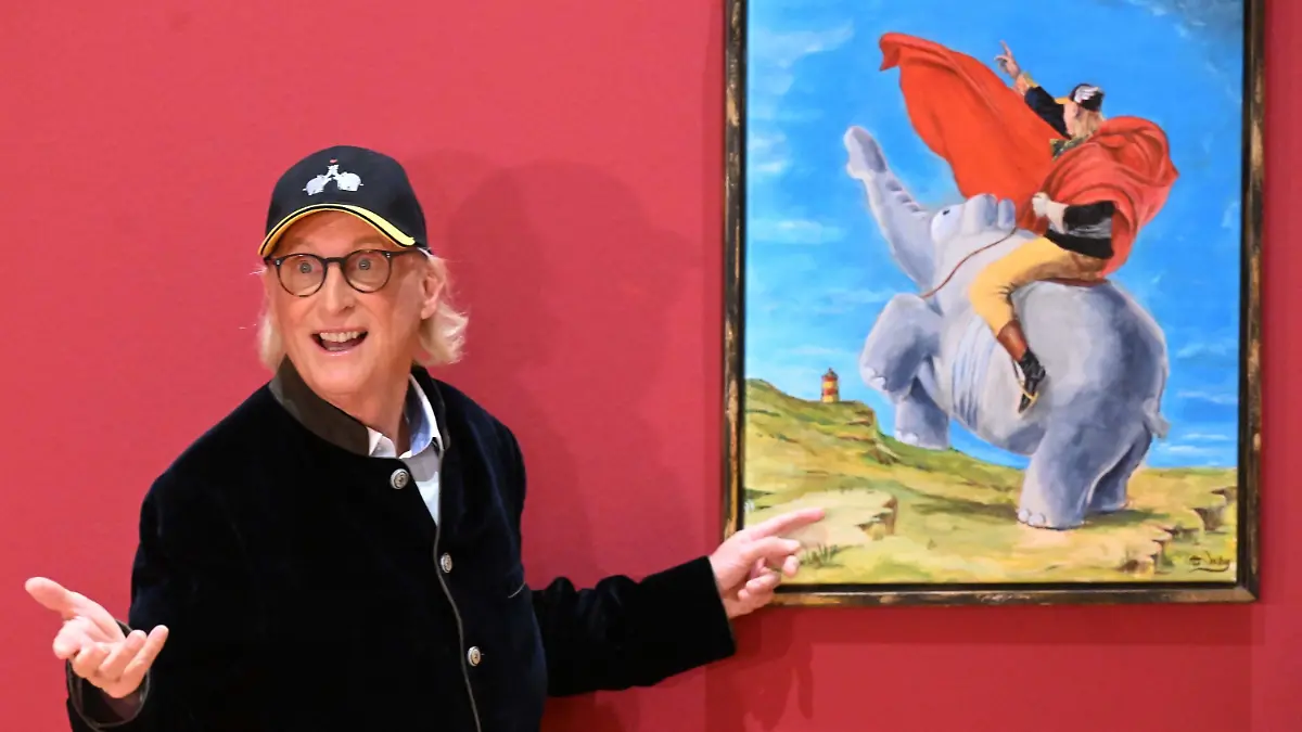ARCHIV - 16.06.2023, Bayern, Bernried: Der Komiker und Künstler Otto Waalkes steht beim Presserundgang durch "Otto die Ausstellung" von Otto Waalkes im Buchheim Museum vor dem Bild "Der Napoleotti bei der Überquerung des Münchner Hochplateaus zum Buchheim Museum, 2023" von Otto Waalkes. Der Kultkomiker Otto Waalkes, der seit mehr als fünf Jahrzehnten aus der deutschen Humorlandschaft nicht wegzudenken ist, wird am 22.07.2023 75 Jahre alt. (zu dpa-KORR Kult-Ostfriese Otto hält das Rumtoben jung - Eistorte zum Geburtstag) Foto: Felix Hörhager/dpa - ACHTUNG: Nur zur redaktionellen Verwendung im Zusammenhang mit einer Berichterstattung über die Ausstellung und nur mit vollständiger Nennung des vorstehenden Credits +++ dpa-Bildfunk +++