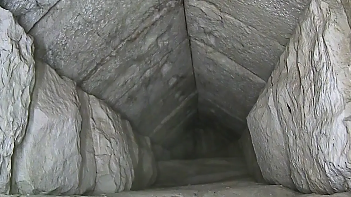 HANDOUT - 02.03.2023, ---, -: Bislang war die neue Kammer in der Cheops-Pyramide von Gizeh nur eine auf Messdaten beruhende Vermutung, nun lässt sich ihre Existenz aber bestätigen (undatierte Aufnahme). Ein internationales Forschungsteam in Ägypten hat in der berühmten Cheops-Pyramide von Gizeh eine neue Kammer entdeckt. Bereits vor Jahren hatten Messungen auf einen verborgenen Hohlraum hingewiesen. Durch ein Endoskop, das durch einen schmalen Spalt zwischen zwei giebelartig angeordneten Steinen geführt wurde, sei nun die Existenz einer erstaunlich große Kammer bestätigt worden. Foto: -/ScanPyramids/TUM.de/dpa - ACHTUNG: Nur zur redaktionellen Verwendung im Zusammenhang mit einer Berichterstattung und nur mit vollständiger Nennung des vorstehenden Credits +++ dpa-Bildfunk +++