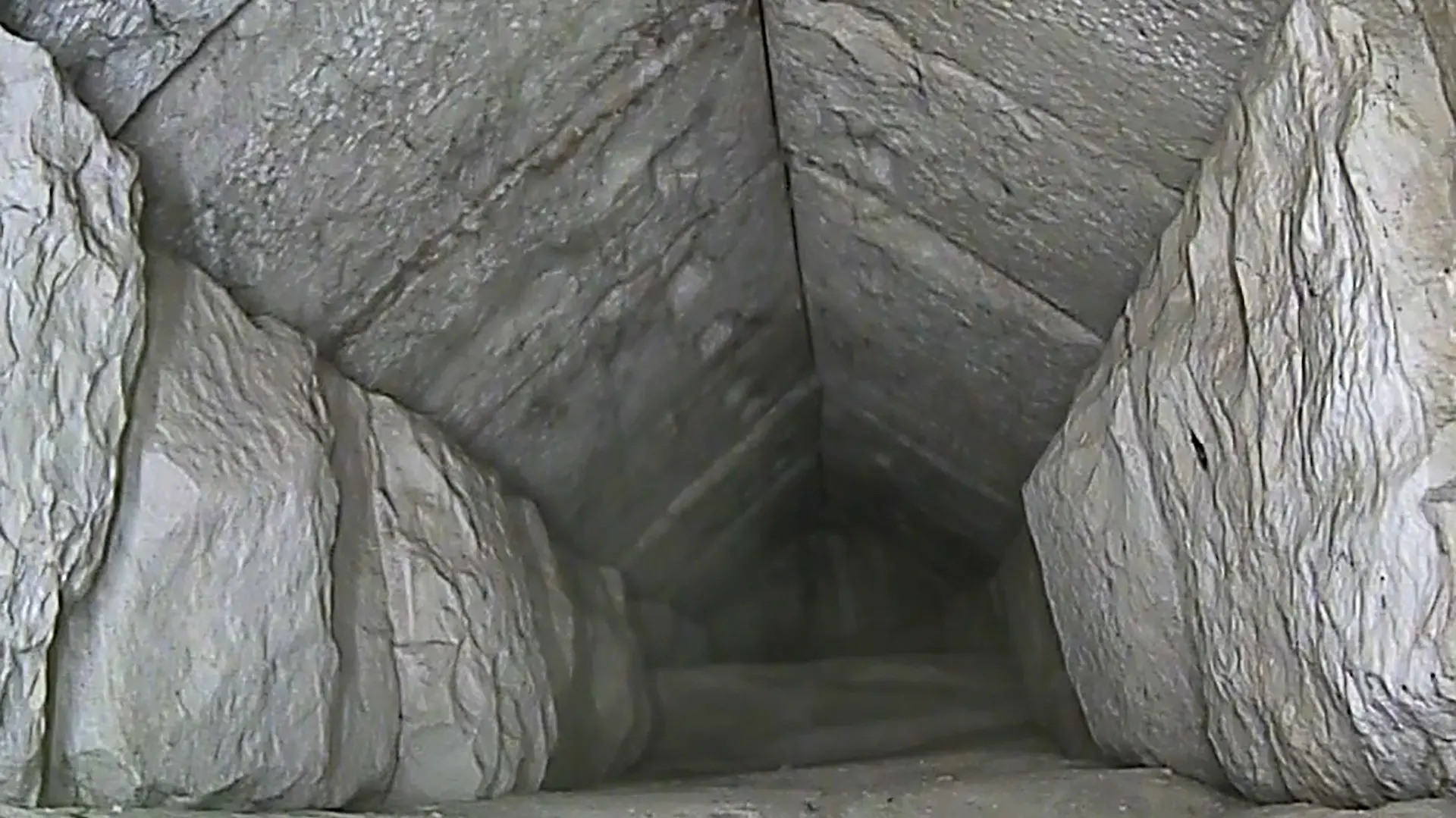HANDOUT - 02.03.2023, ---, -: Bislang war die neue Kammer in der Cheops-Pyramide von Gizeh nur eine auf Messdaten beruhende Vermutung, nun lässt sich ihre Existenz aber bestätigen (undatierte Aufnahme). Ein internationales Forschungsteam in Ägypten hat in der berühmten Cheops-Pyramide von Gizeh eine neue Kammer entdeckt. Bereits vor Jahren hatten Messungen auf einen verborgenen Hohlraum hingewiesen. Durch ein Endoskop, das durch einen schmalen Spalt zwischen zwei giebelartig angeordneten Steinen geführt wurde, sei nun die Existenz einer erstaunlich große Kammer bestätigt worden. Foto: -/ScanPyramids/TUM.de/dpa - ACHTUNG: Nur zur redaktionellen Verwendung im Zusammenhang mit einer Berichterstattung und nur mit vollständiger Nennung des vorstehenden Credits +++ dpa-Bildfunk +++