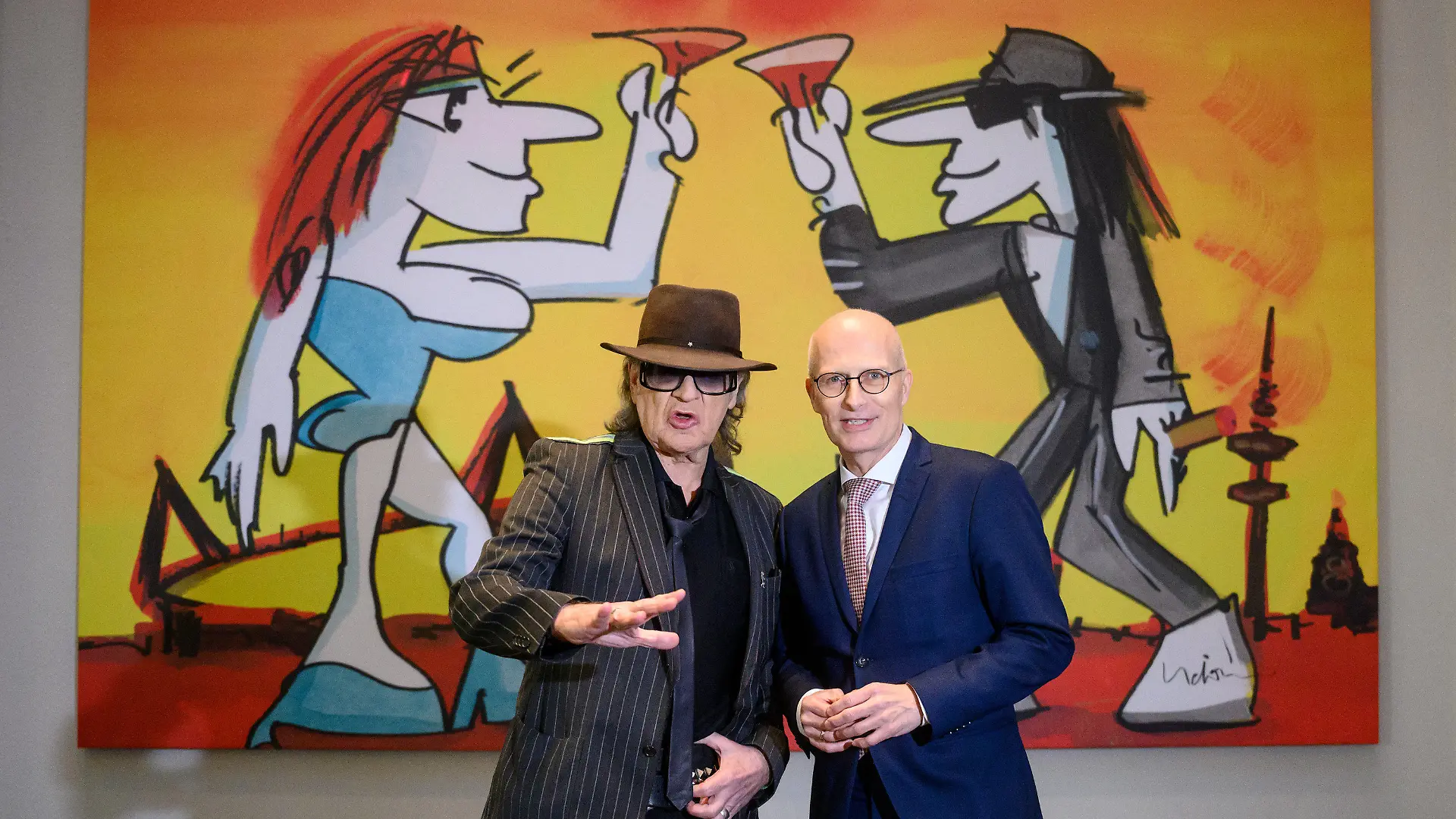 02.03.2023, Berlin: Peter Tschentscher (SPD, r), Erster Bürgermeister von Hamburg und amtierender Bundesratspräsident, und Udo Lindenberg, Musiker, stehen bei der Eröffnung der Ausstellung von Werken des Hamburger Musikers und Künstlers Udo Lindenberg im Bundesrat vor dem Bild ·Hinterm Horizont·. Die Ausstellung ist ein kultureller Beitrag der Freien und Hansestadt Hamburg im Jahr ihrer Bundesratspräsidentschaft. Seit 2015 stellen in wechselnden Ausstellungen ausgewa·hlte Ku·nstlerinnen und Ku·nstler aus dem Land, welches die Bundesratspra·sidentschaft innehat, ihre Arbeiten aus. Die Bilder von Lindenberg sind vom 02.03.2023 bis zum 31.10.2023 im Lichthof des Bundesratsgebäudes in Berlin zu sehen. Foto: Bernd von Jutrczenka/dpa - ACHTUNG: Nur zur redaktionellen Verwendung im Zusammenhang mit der aktuellen Berichterstattung und nur mit vollständiger Nennung des vorstehenden Credits +++ dpa-Bildfunk +++