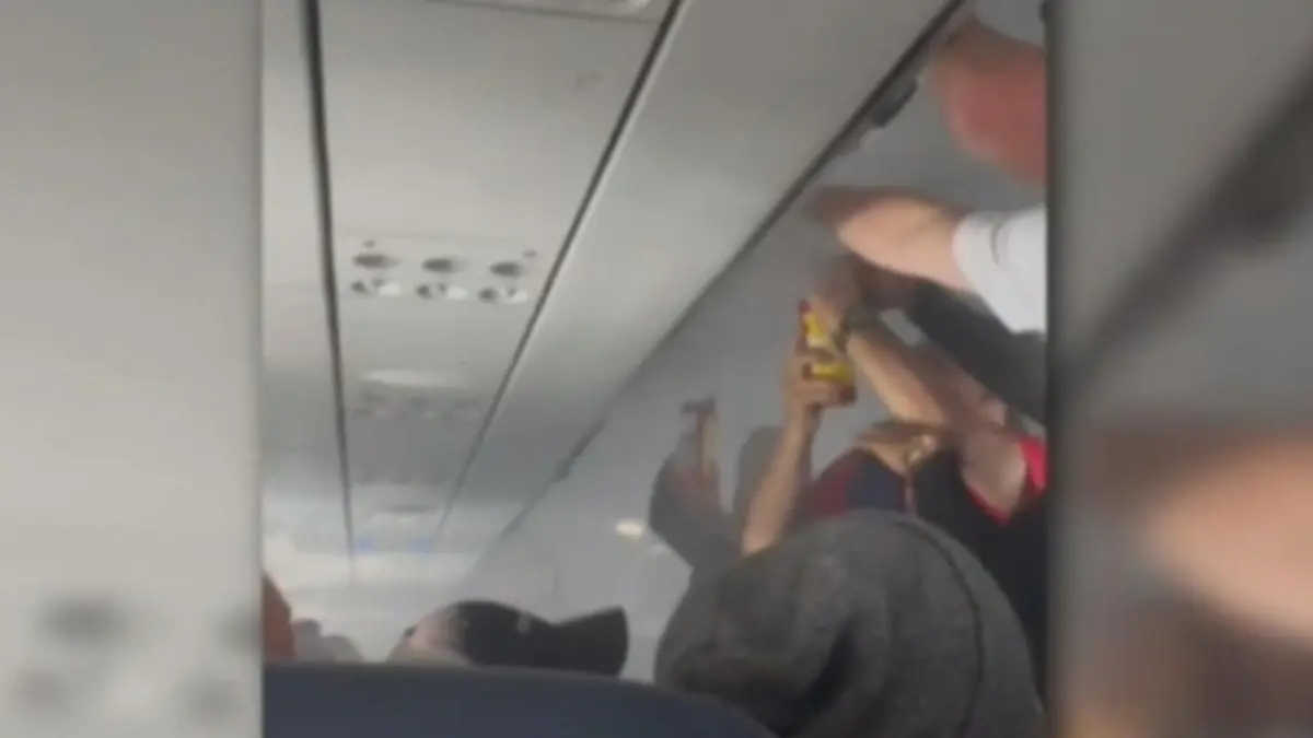 Maschine muss notlanden: Schock-Moment: E-Zigarette explodiert whrend  Linienflug
