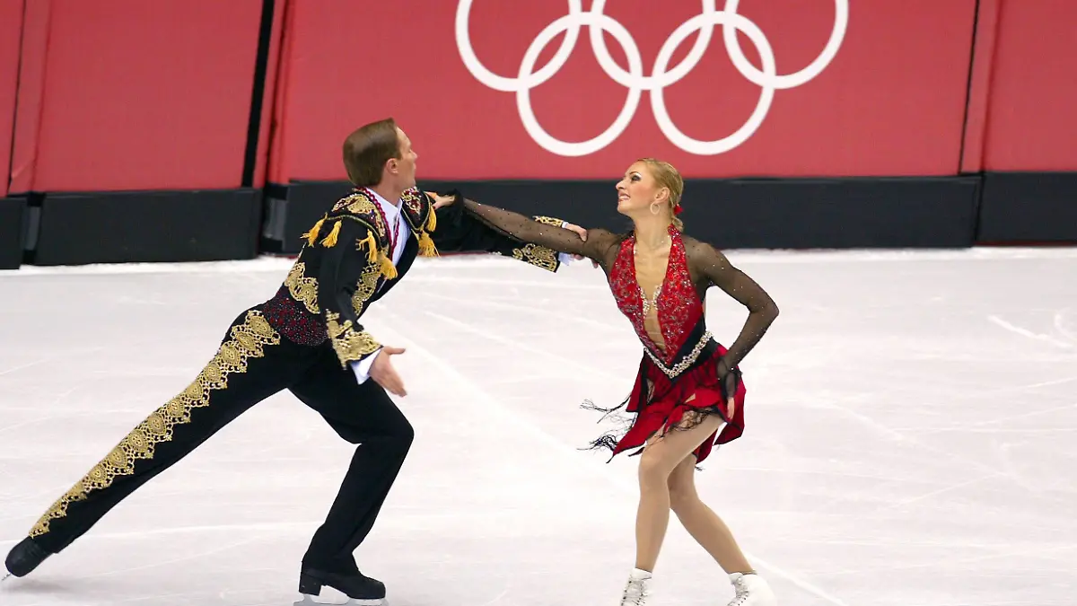 Bildnummer: 01949017 Datum: 20.02.2006 Copyright: imago/PanoramiC
Tatiana Navka und Roman Kostomarov (beide Rußland); Tatjana, Tatyana, Nawka, Kostomarow, Vdig, quer, Olympische Spiele Turin 2006, Winterspiele, Turin pan12787 Eistanz OS Winter Mixed Gruppenbild Aktion Personen