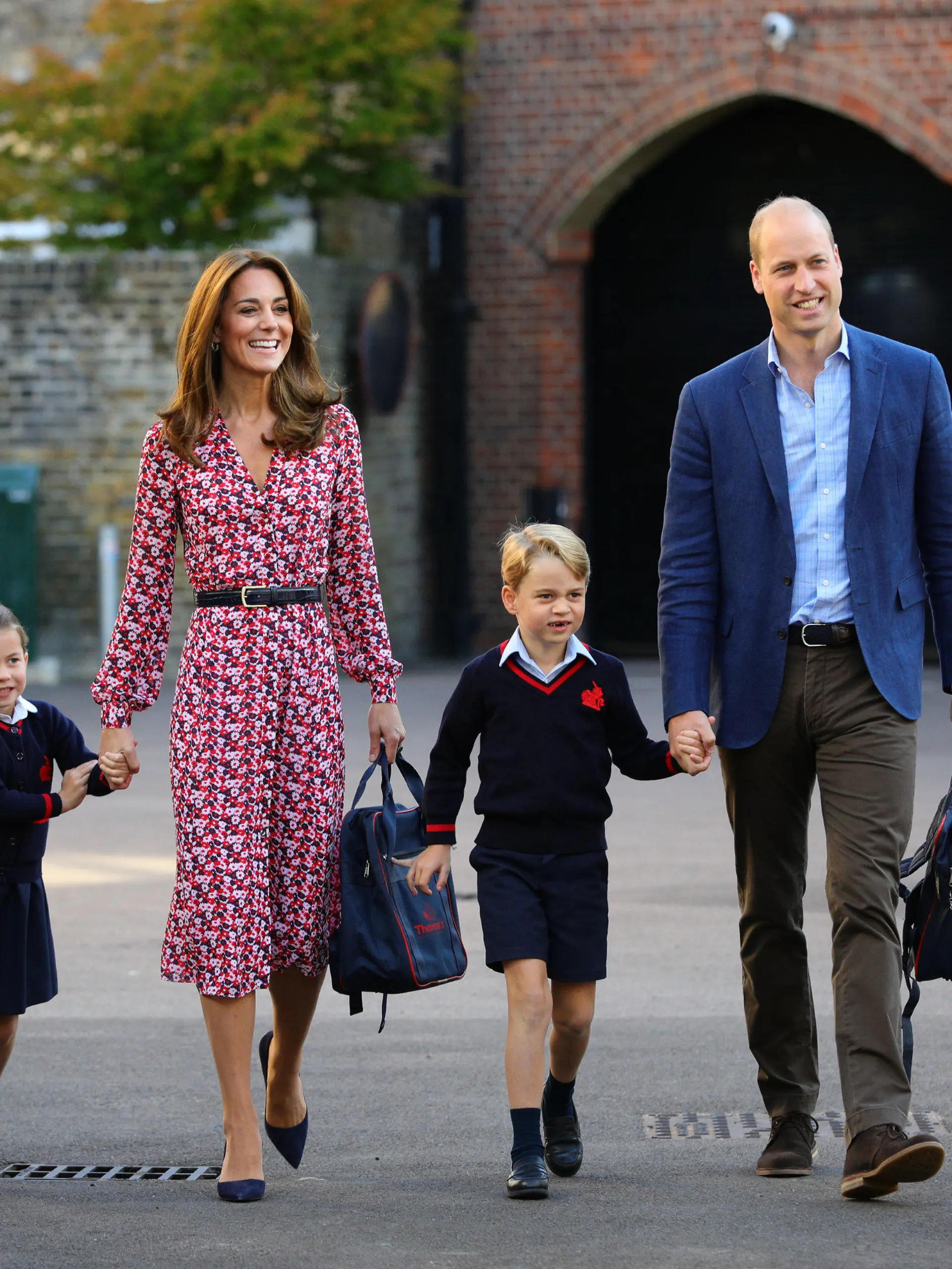dpatopbilder - 05.09.2019, Großbritannien, London: Prinzessin Charlotte (l) kommt an ihrem ersten Schultag an der Schule "Thomas's Battersea" in Begleitung ihrer Eltern, Prinz William und Herzogin Kate, und ihres Bruders Prinz George, an. Foto: Aaron Chown/PA Wire/dpa +++ dpa-Bildfunk +++