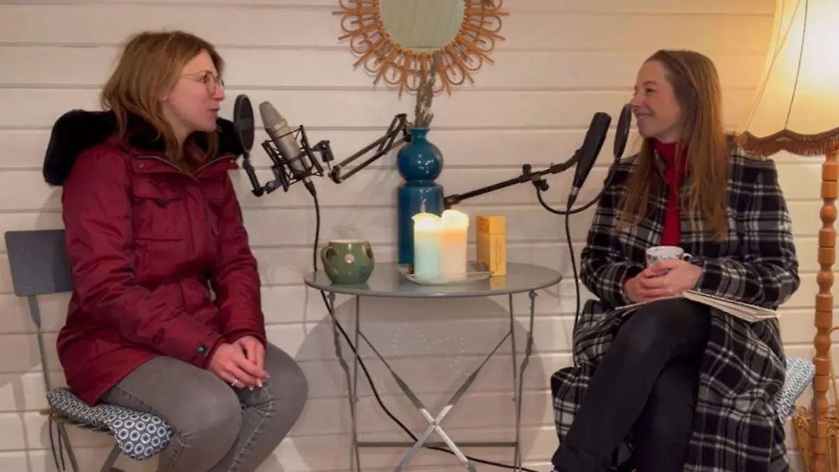 Mit ihrer früheren GZSZ-Kollegin Senta Sofia Delliponti spricht Iris Mareike Steen spricht zum ersten Mal öffentlich über die Krankheit und den Tod ihrer Mutter