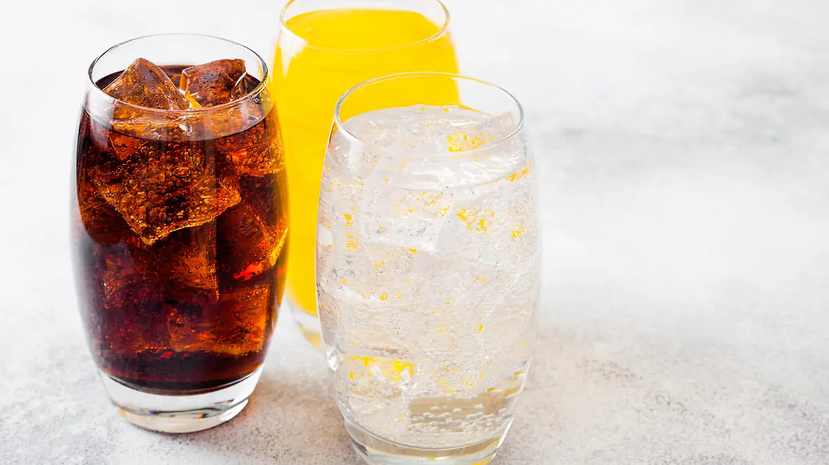 Softdrinks in Gläsern