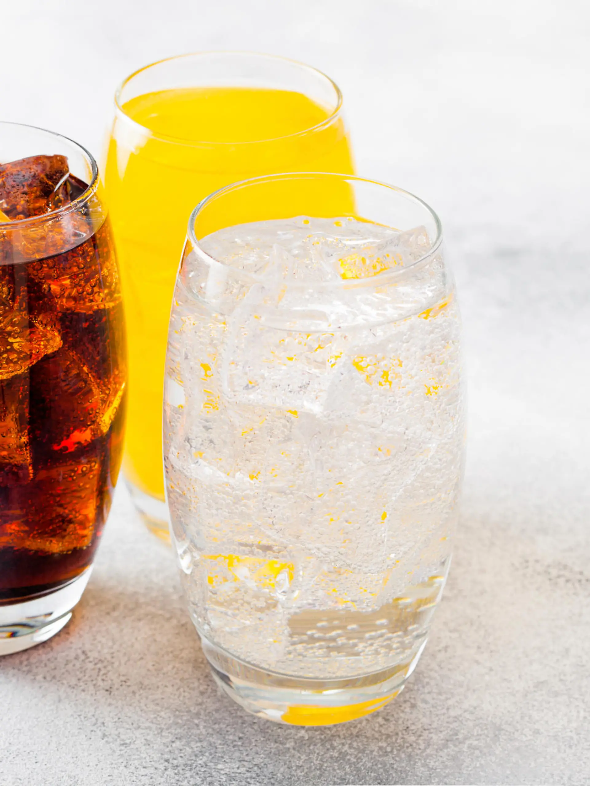 Softdrinks in Gläsern