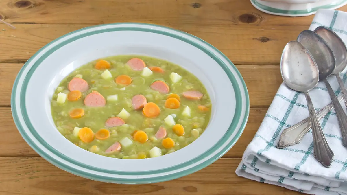 Erbsensuppe mit Würstchen