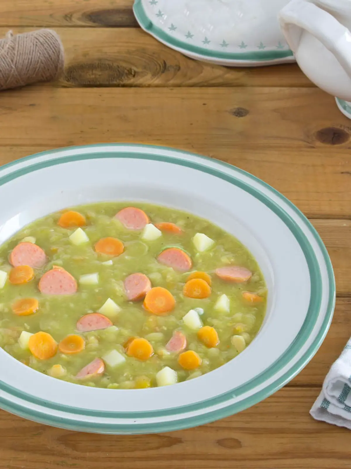 Erbsensuppe mit Würstchen