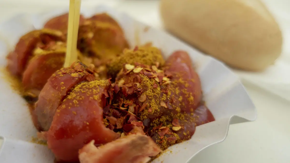 Nahaufnahme von einer Berliner Currywurst - curry sausage *** Close-up of a Berlin Currywurst curry sausage sausage PUBLICATIONxINxGERxSUIxAUTxHUNxONLY 1035304553