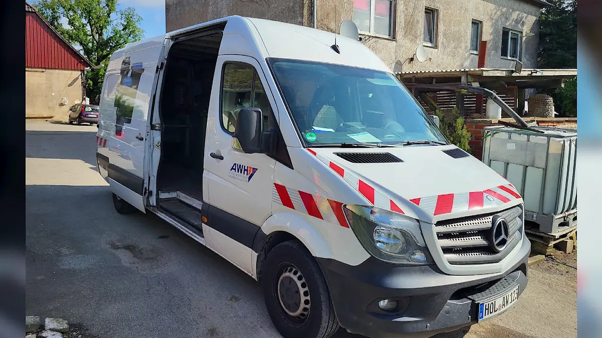 Die Abfallwirtschaft Holzminden nutzt diesen Transporter, um den restlichen Müll aus Ovelgönne abzuholen. Geht also!