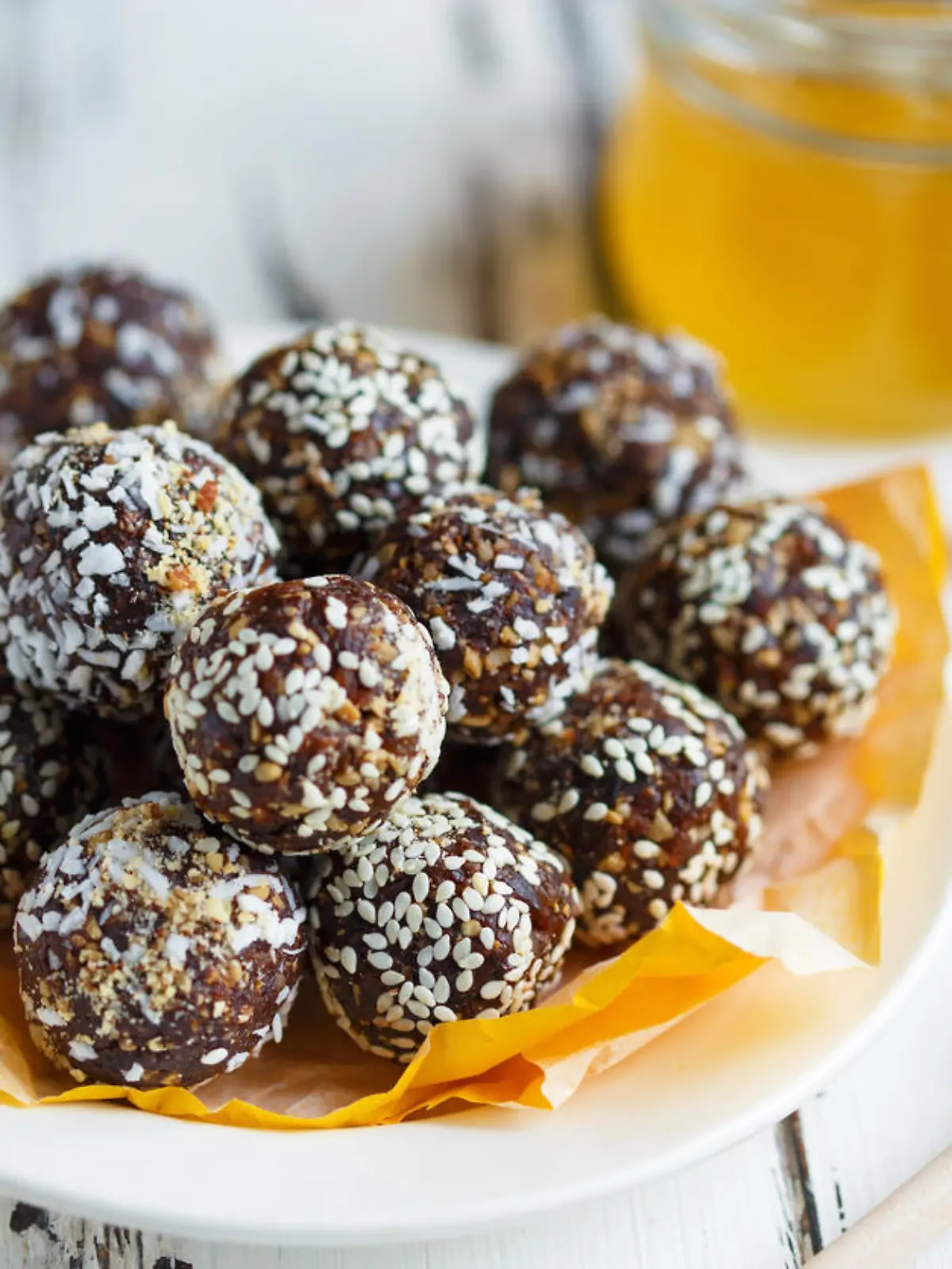 Energy Balls mit Datteln, Honig und Mandeln