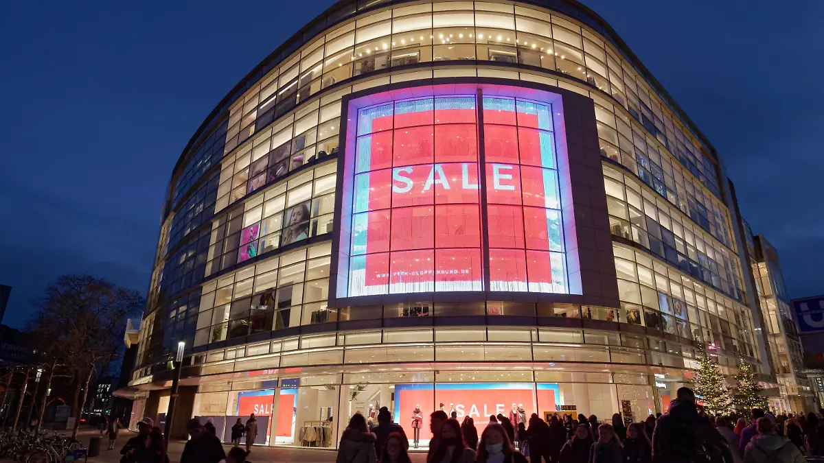 Kaufhaus Peek & Cloppenburg bei Nacht, P & C, beleuchtetes Plakat Sale, Schlussverkauf, Textil-Einzelhandels-Kette, Düsseldorf, Nordrhein-Westfalen, Deutschland, Europa