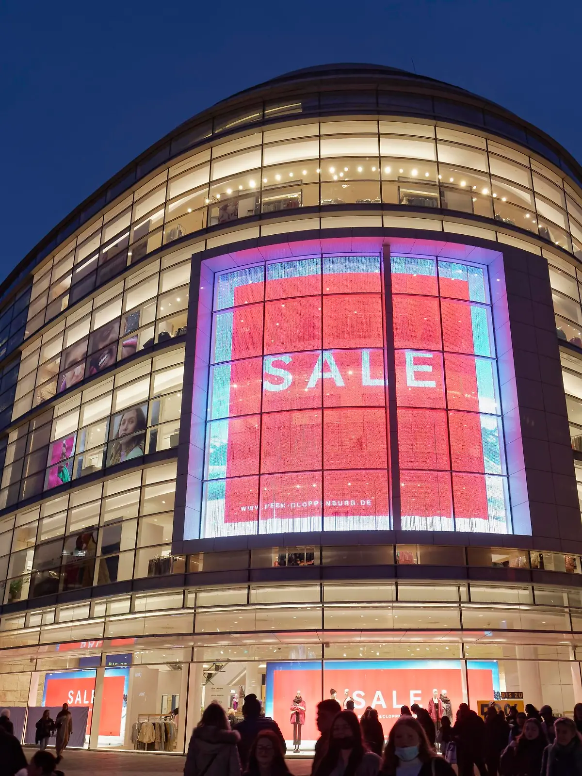 Kaufhaus Peek & Cloppenburg bei Nacht, P & C, beleuchtetes Plakat Sale, Schlussverkauf, Textil-Einzelhandels-Kette, Düsseldorf, Nordrhein-Westfalen, Deutschland, Europa