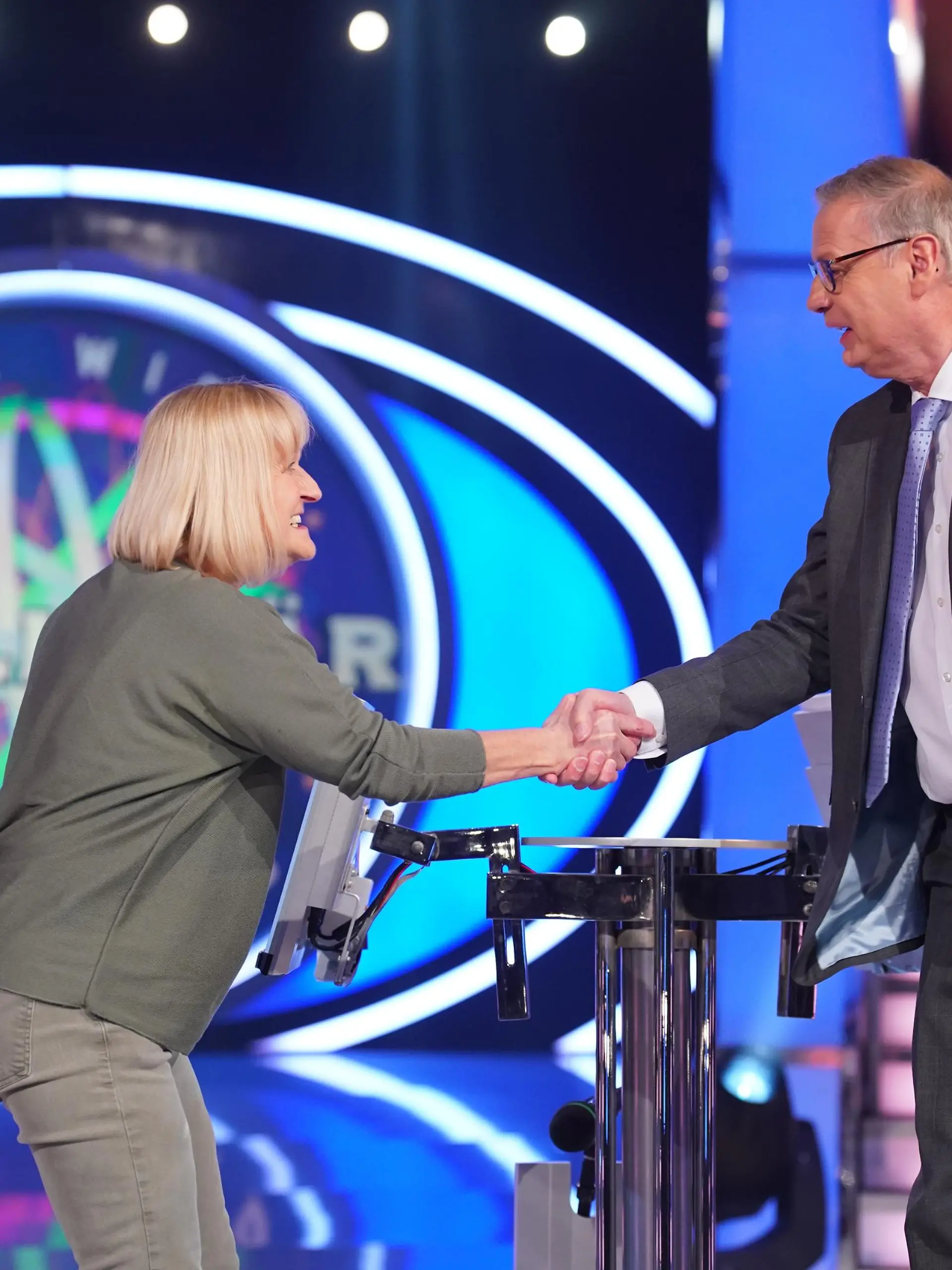 Achtung! Sperrfrist für alle Medien bis Mo., 06.03.2023, 23:20 Uhr!

Moderator Günther Jauch mit Dagmar Sprenger-Fuchs aus Rückeroth

Die Verwendung des sendungsbezogenen Materials ist nur mit dem Hinweis und Verlinkung auf RTL+ gestattet.