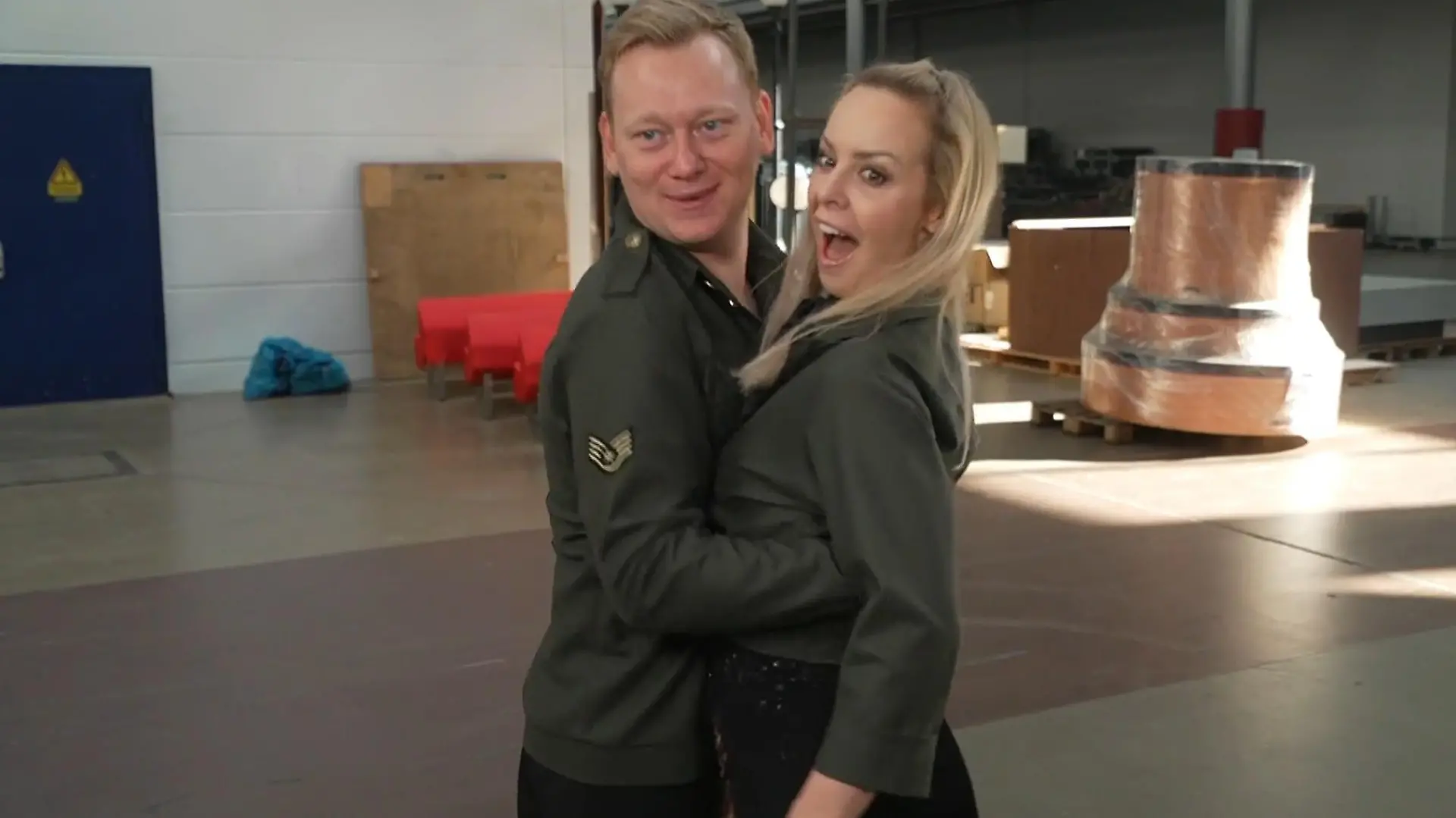 Knossi und Isabel Edvardsson zeigen uns ihren "Regenwurm".
