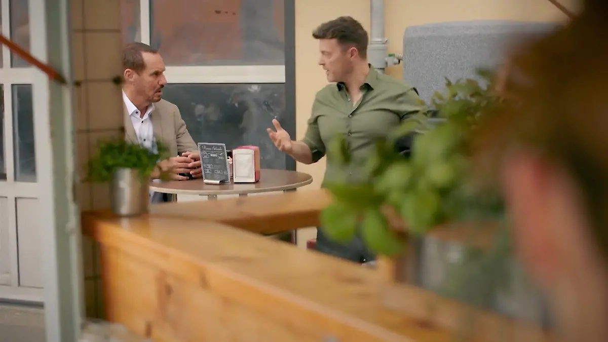 AWZ-Folge vom 21.07.25 auf RTL+: Lucie belauscht ein Gespräch von Ben und  Richard