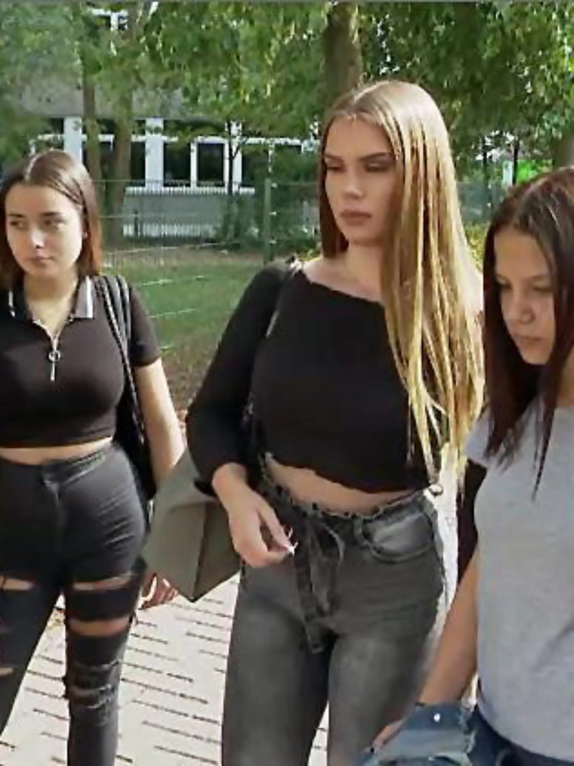 Jolina, Maria und Aleksandra (vl) haben die Schlägerei beobachtet.