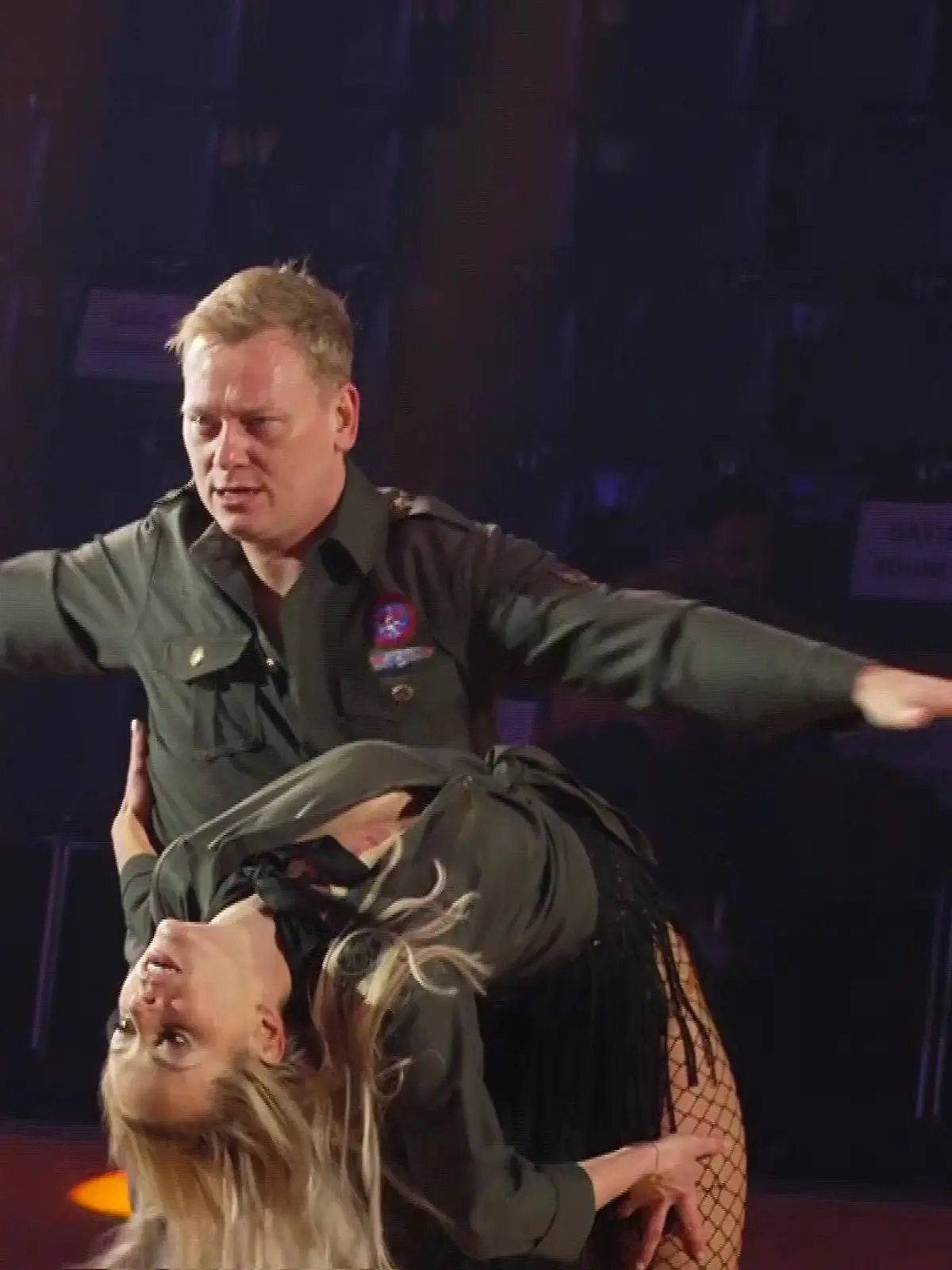 Knossi gibt in der zweiten Liveshow von "Let's Dance" 2023 beim Jive den sexy Piloten.