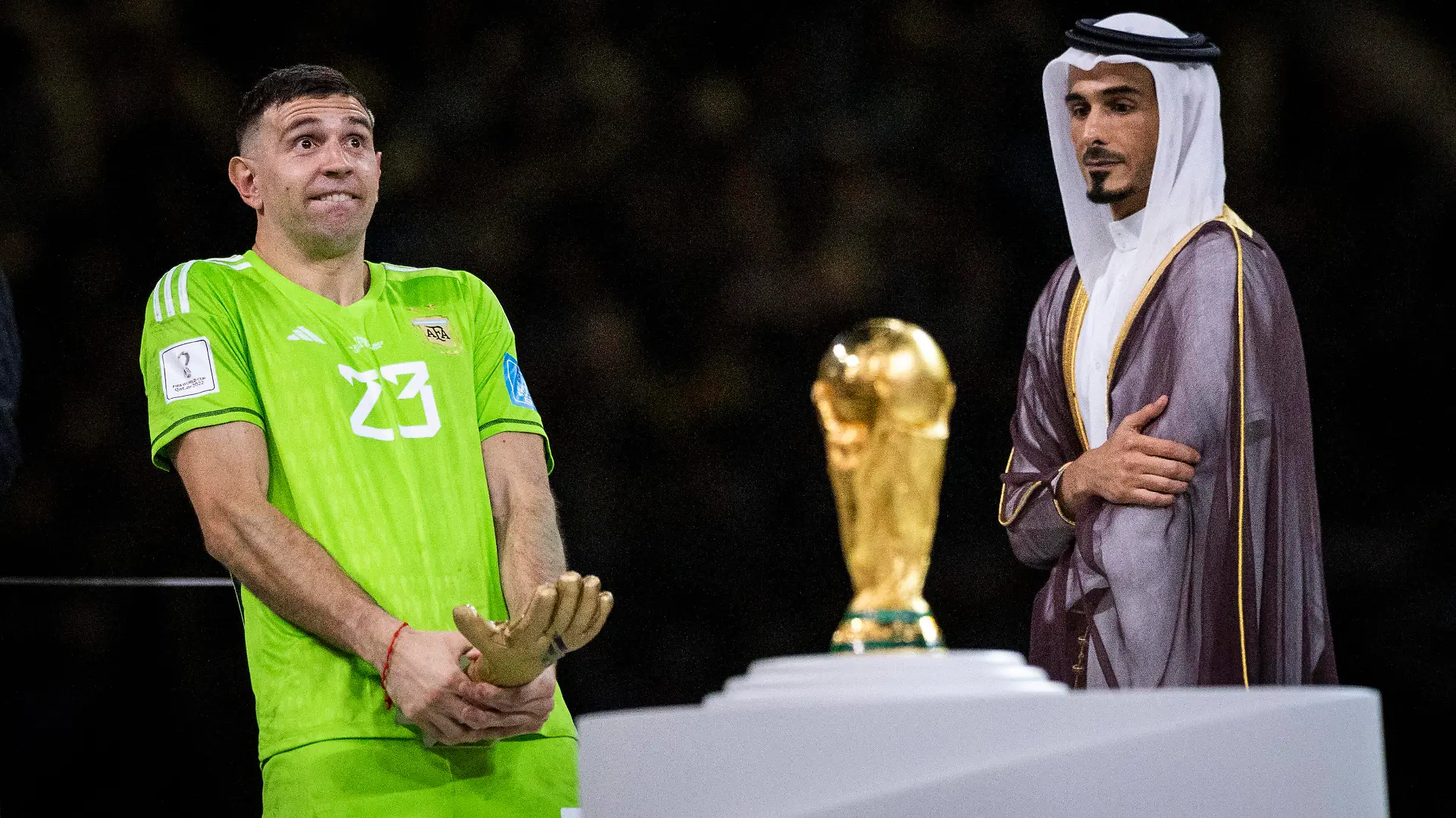 Doha, Qatar. 18th Dec, 2022. Torwart Emiliano Martinez Arg celebrates with the golden glove award Argentina - France Final Match Argentinien - Frankreich World Cup 2022 in Qatar 18.12.2022 *** Doha, Qatar 18th Dec, 2022 Goalkeeper Emiliano Martinez Arg celebrates with the golden glove award Argentina France Final Match Argentina France World Cup 2022 in Qatar 18 12 2022