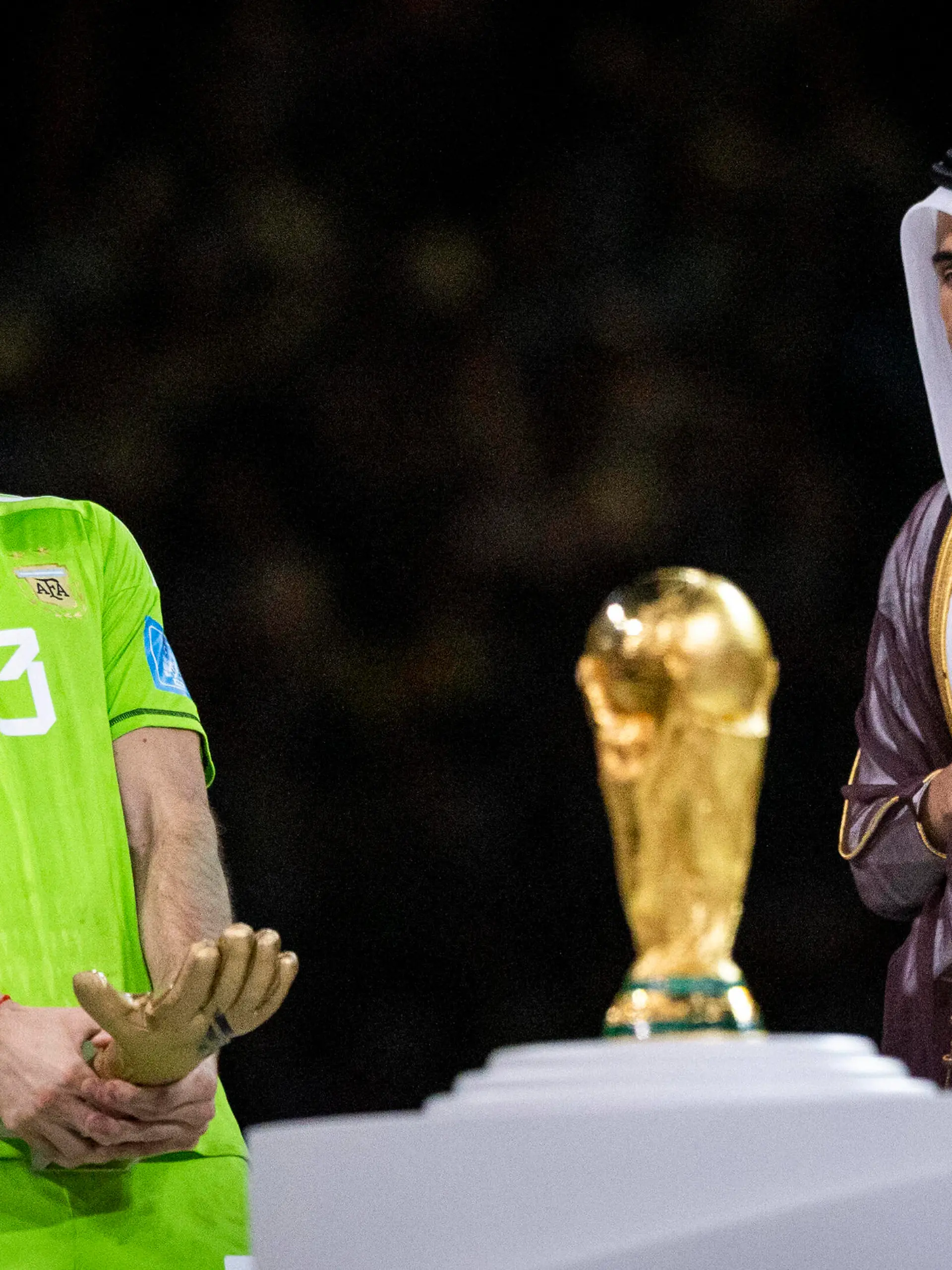 Doha, Qatar. 18th Dec, 2022. Torwart Emiliano Martinez Arg celebrates with the golden glove award Argentina - France Final Match Argentinien - Frankreich World Cup 2022 in Qatar 18.12.2022 *** Doha, Qatar 18th Dec, 2022 Goalkeeper Emiliano Martinez Arg celebrates with the golden glove award Argentina France Final Match Argentina France World Cup 2022 in Qatar 18 12 2022