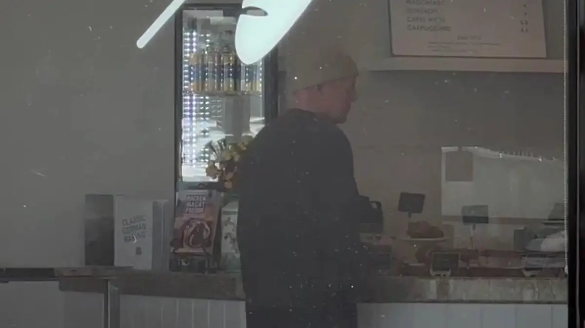 An Demenz erkrankter Bruce Willis holt sich einen Kaffee.
