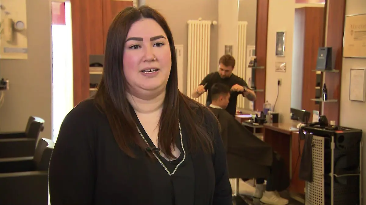 Die Friseurin Lisa Thümmler im Salon