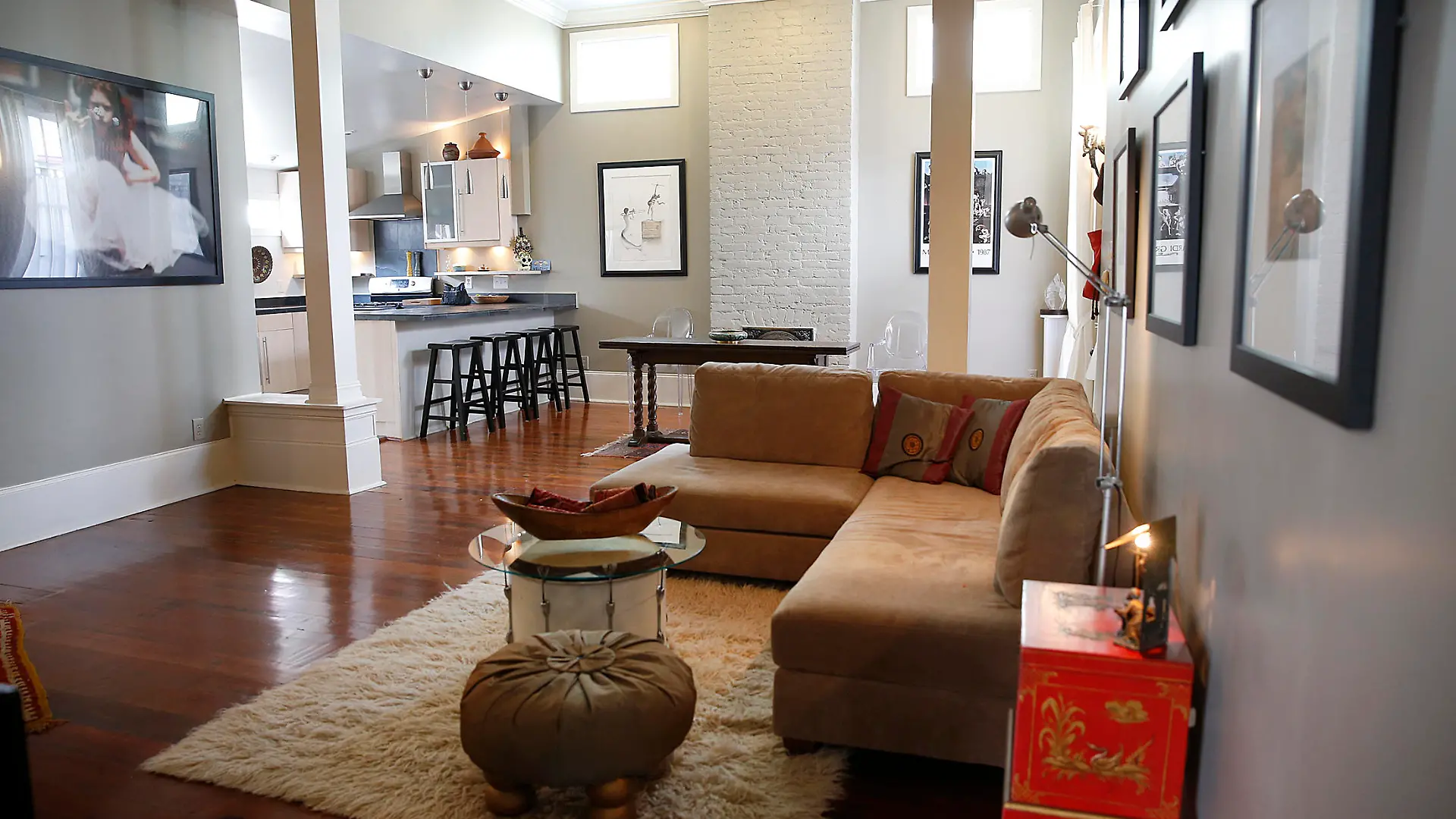 Image #: 24157490    An open floor plan has the living area flow into the dinning area and into the kitchen in Michele Eliezer's Irish Channel home she bought at a sheriff's auction. (Photo by Dinah Rogers, NOLA.com / The Times-Picayune)     TIMES-PICAYUNE /LANDOV Keine Weitergabe an Drittverwerter.